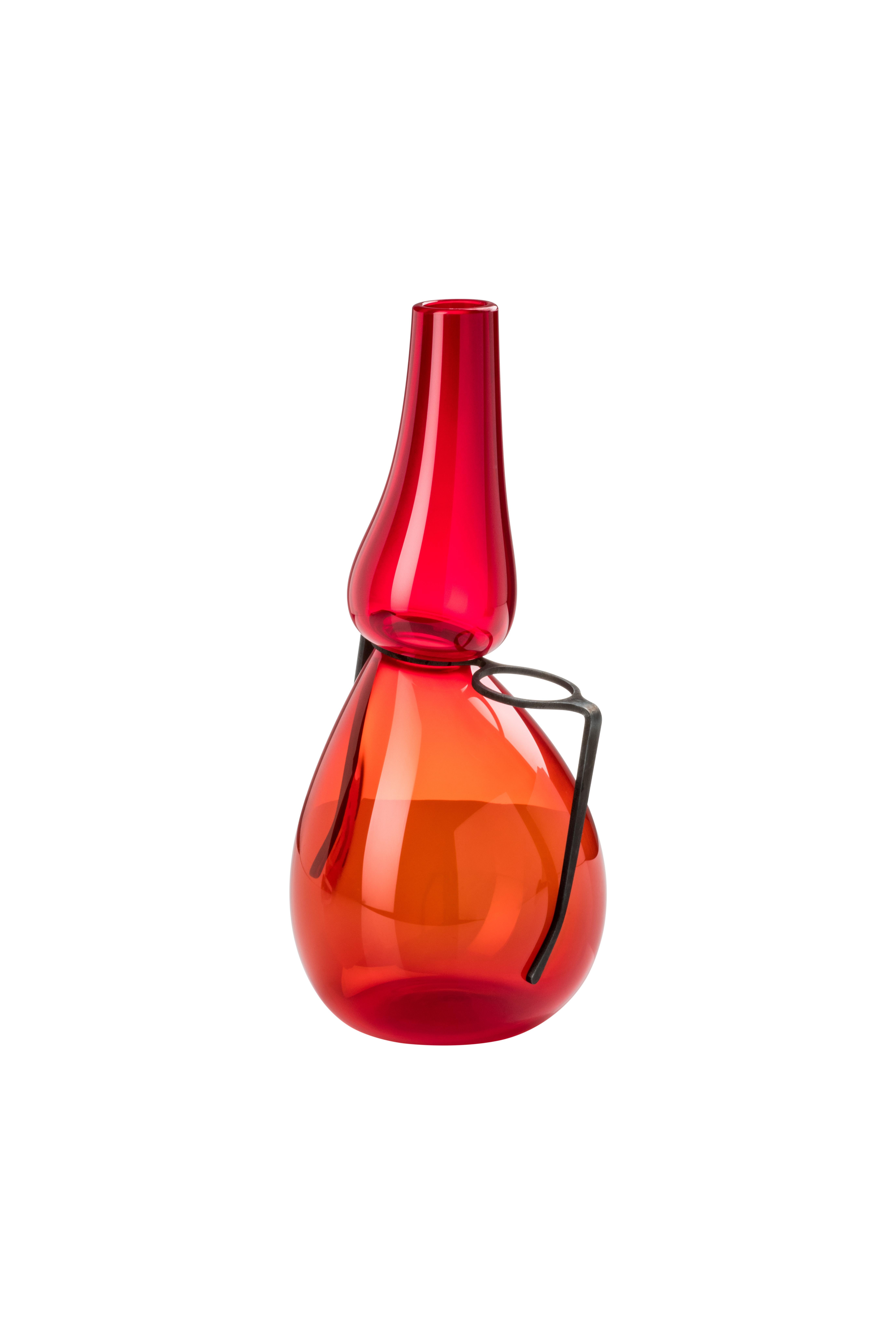 Vaso in vetro Venini con collo sottile e scultura in vetro nero. In vetro colorato rosso. Perfetto per l'arredamento di interni come contenitore o come pezzo forte per qualsiasi stanza.

Dimensioni: 25 cm di diametro x cm di altezza.
