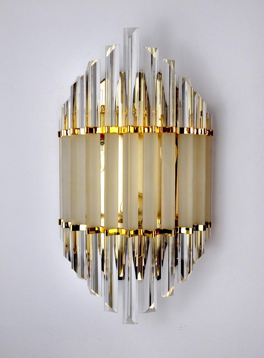 Very beautiful and large venini wall light from the 70s. Triedri glass and gilded metal structure. Unique object by its dimensions which will illuminate and bring a real design touch to your interior. Electricity checked, mark of time in accordance