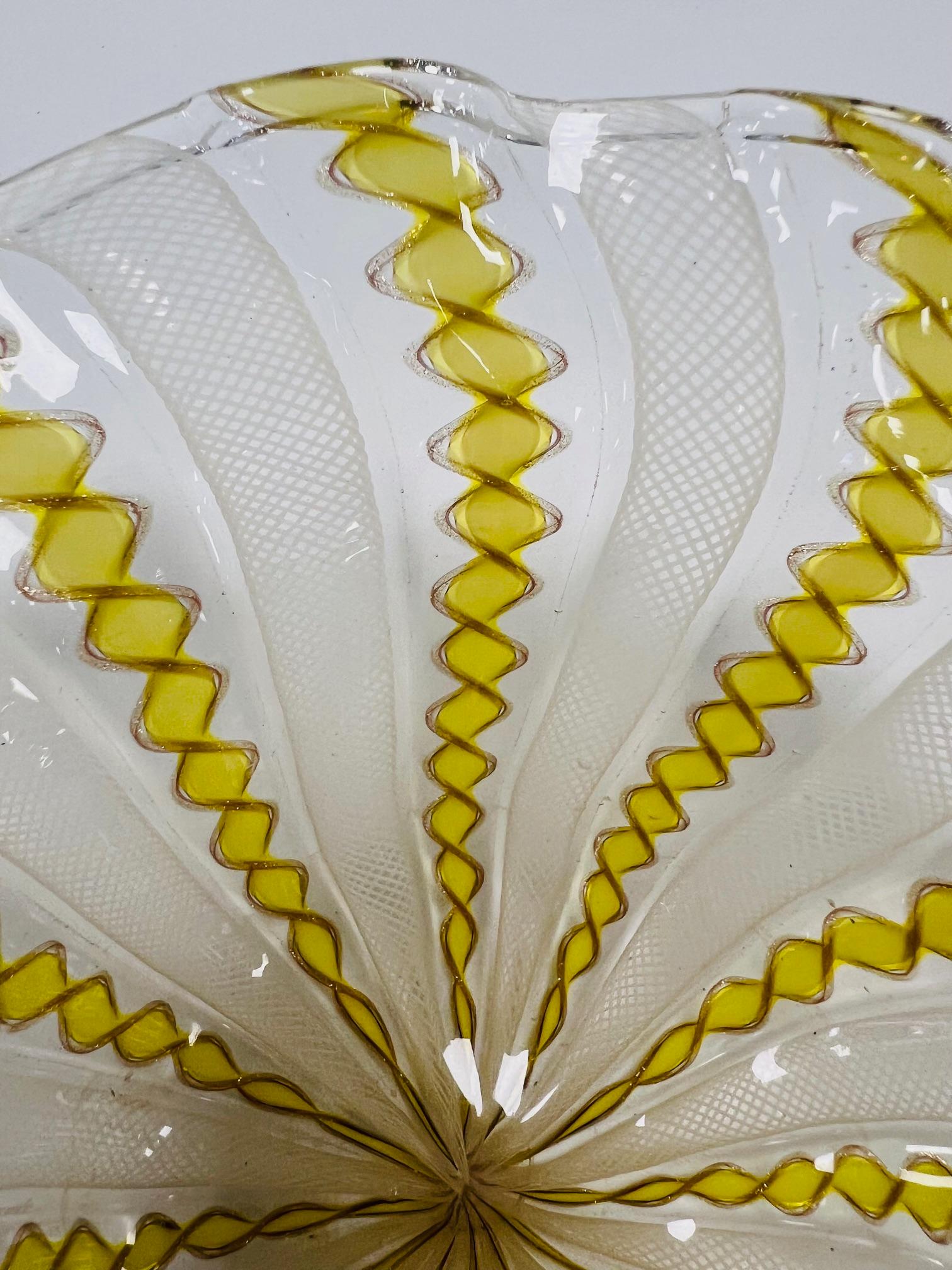 Incroyable coupe en verre de Murano avec venturina, zanfirico e filigrana circa 1950