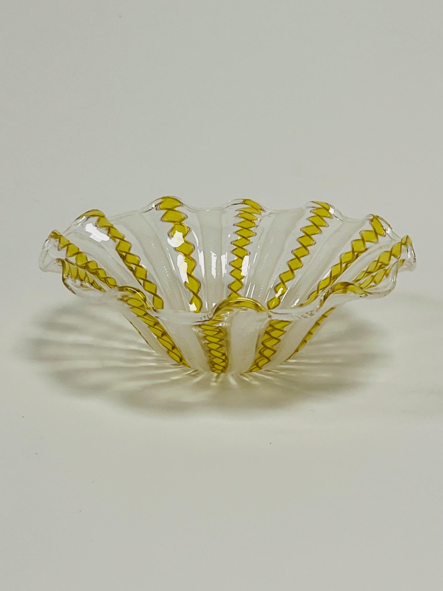 Style international Bol Venini Zanfirico et filigrana avec venturina, circa 1950 en vente