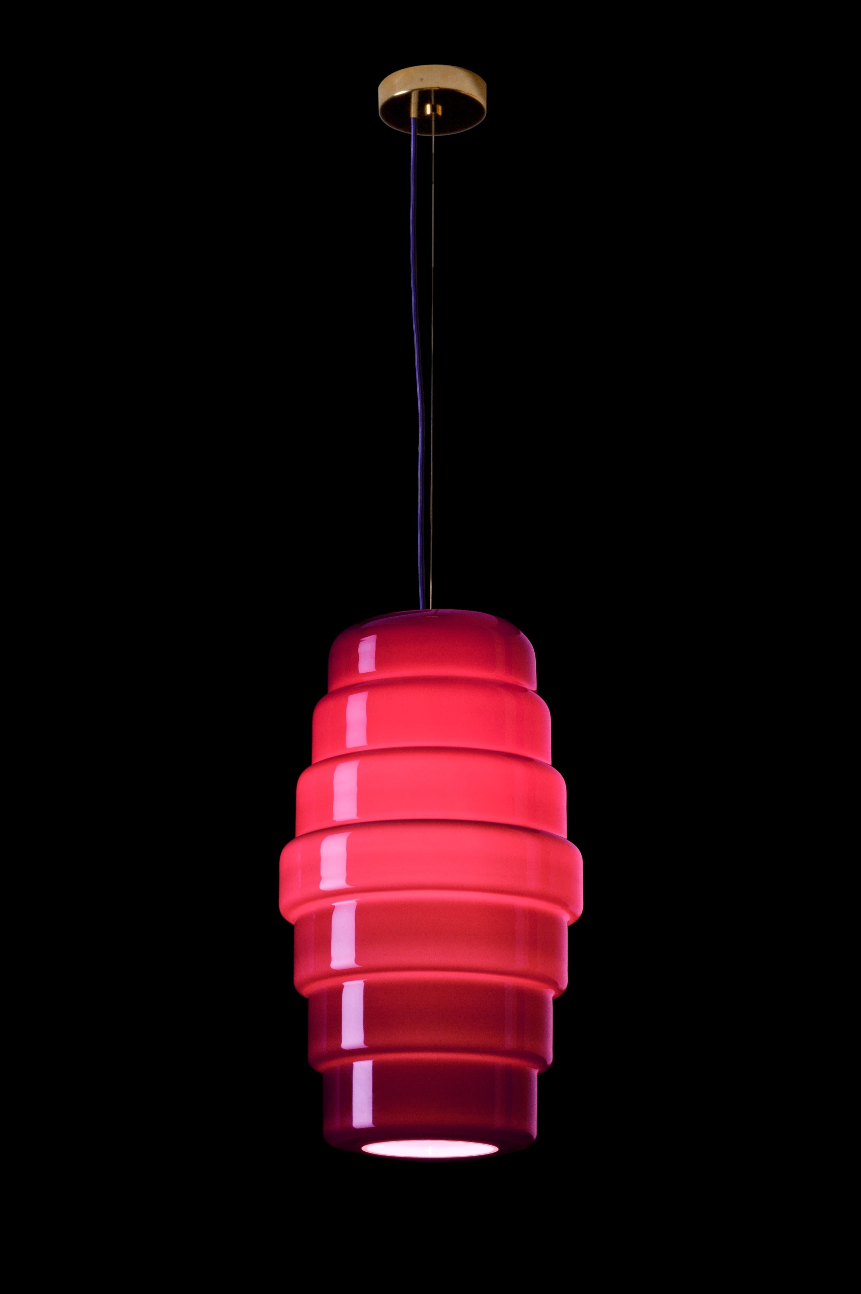 La lampe suspendue Zoe, conçue par Doriana et Massimiliano Fuksas et fabriquée par Venini, présente une forme de lanterne. Disponible en deux tailles différentes. Utilisation intérieure uniquement.

Dimensions : Ø 30 cm, H 52,5 cm : Ø 30 cm, H