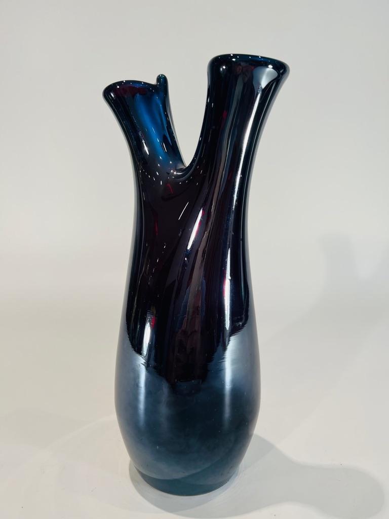 Style international Venini&C by Tyra Lungren Vase en verre de Murano irisé noir circa 1960 en vente