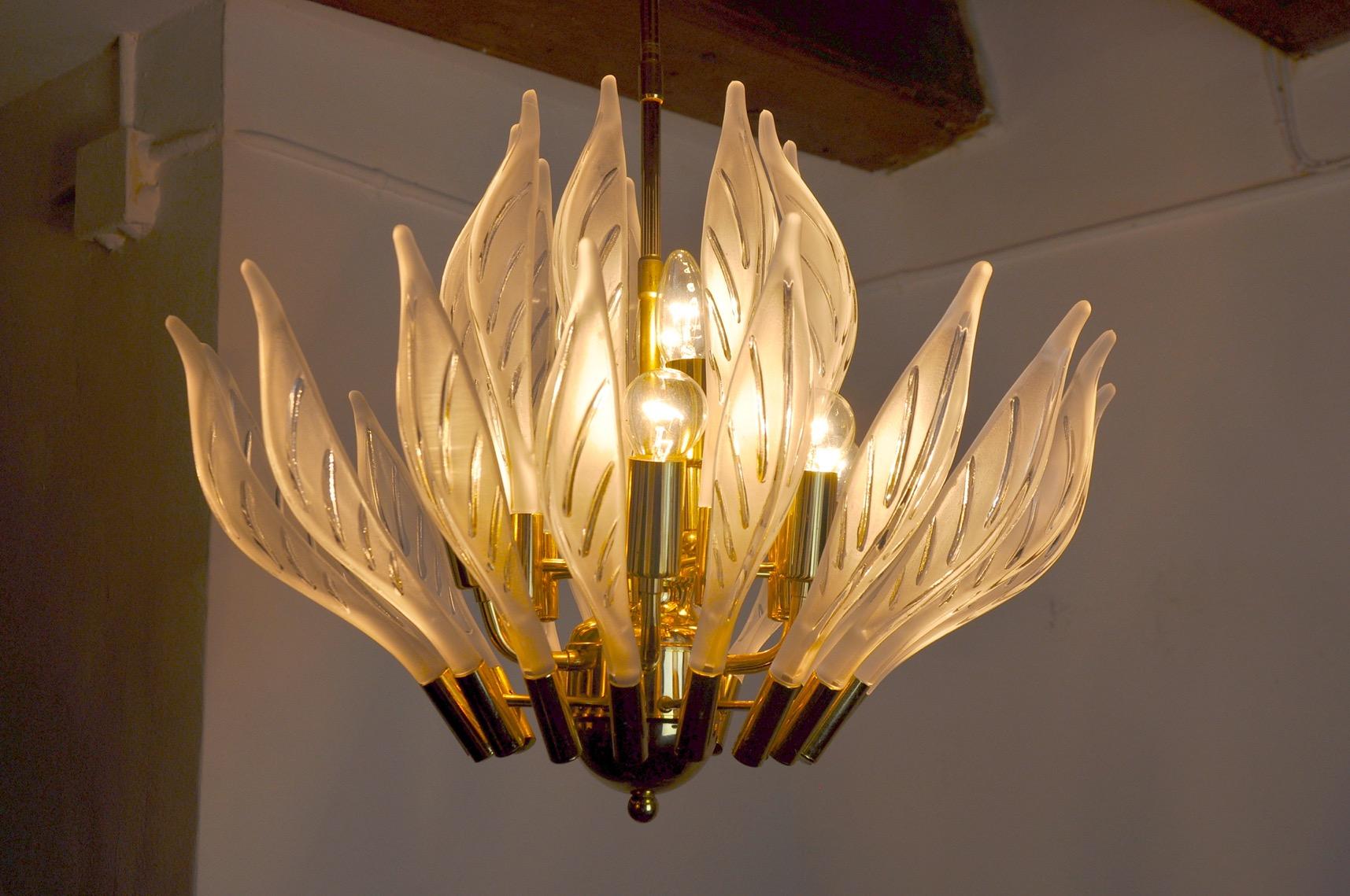 Superb and rare floral chandelier by venini, designed and produced in Italy in the 1970s.
This unique object is composed of leaf-shaped crystals spread over two levels of a golden structure.
Unique object that will illuminate wonderfully and bring a