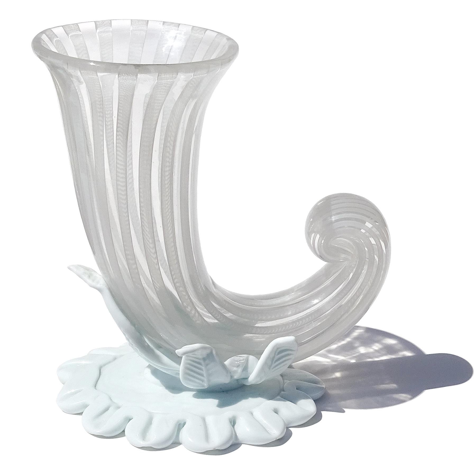 Venini Bianconi Murano Weiße Füllhornvase aus italienischem Kunstglas mit Zanfirico-Bändern (Moderne der Mitte des Jahrhunderts) im Angebot