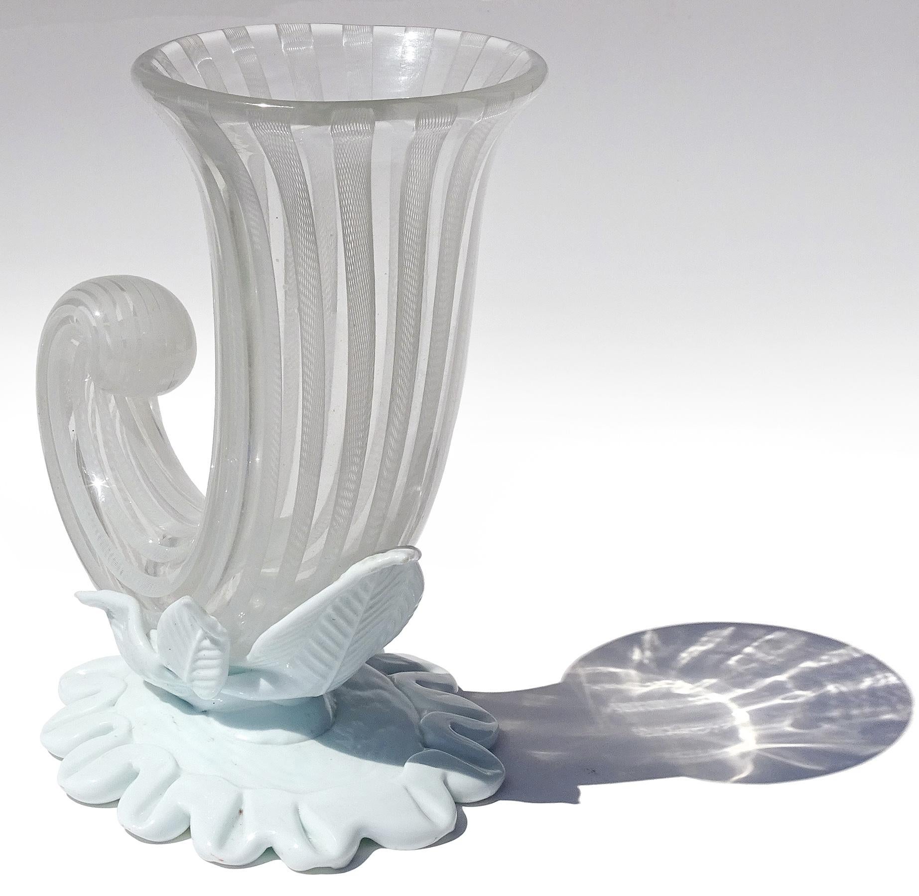 20ième siècle Vase corne d'abondance en verre d'art italien, Murano, ruban blanc Zanfirico en vente