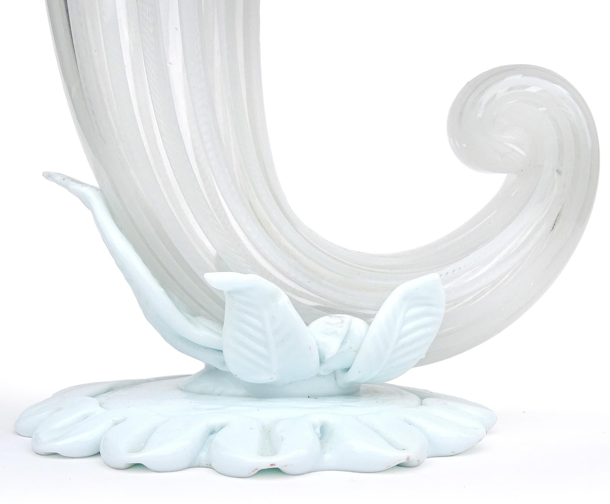 Venini Bianconi Murano Weiße Füllhornvase aus italienischem Kunstglas mit Zanfirico-Bändern im Angebot 1