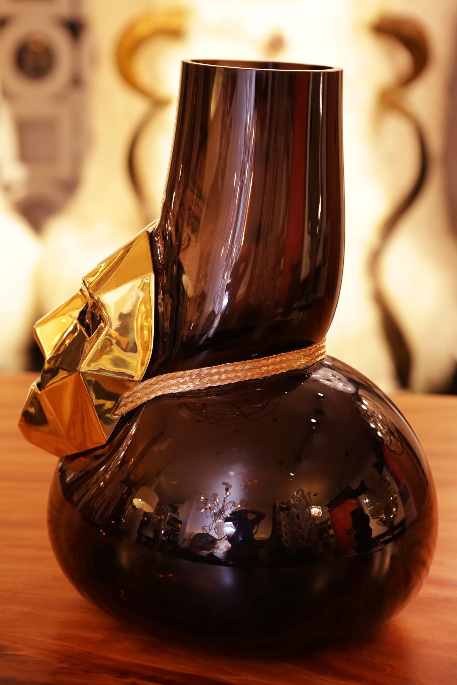 Français Vase masque Venise avec verre noir et bronze en vente