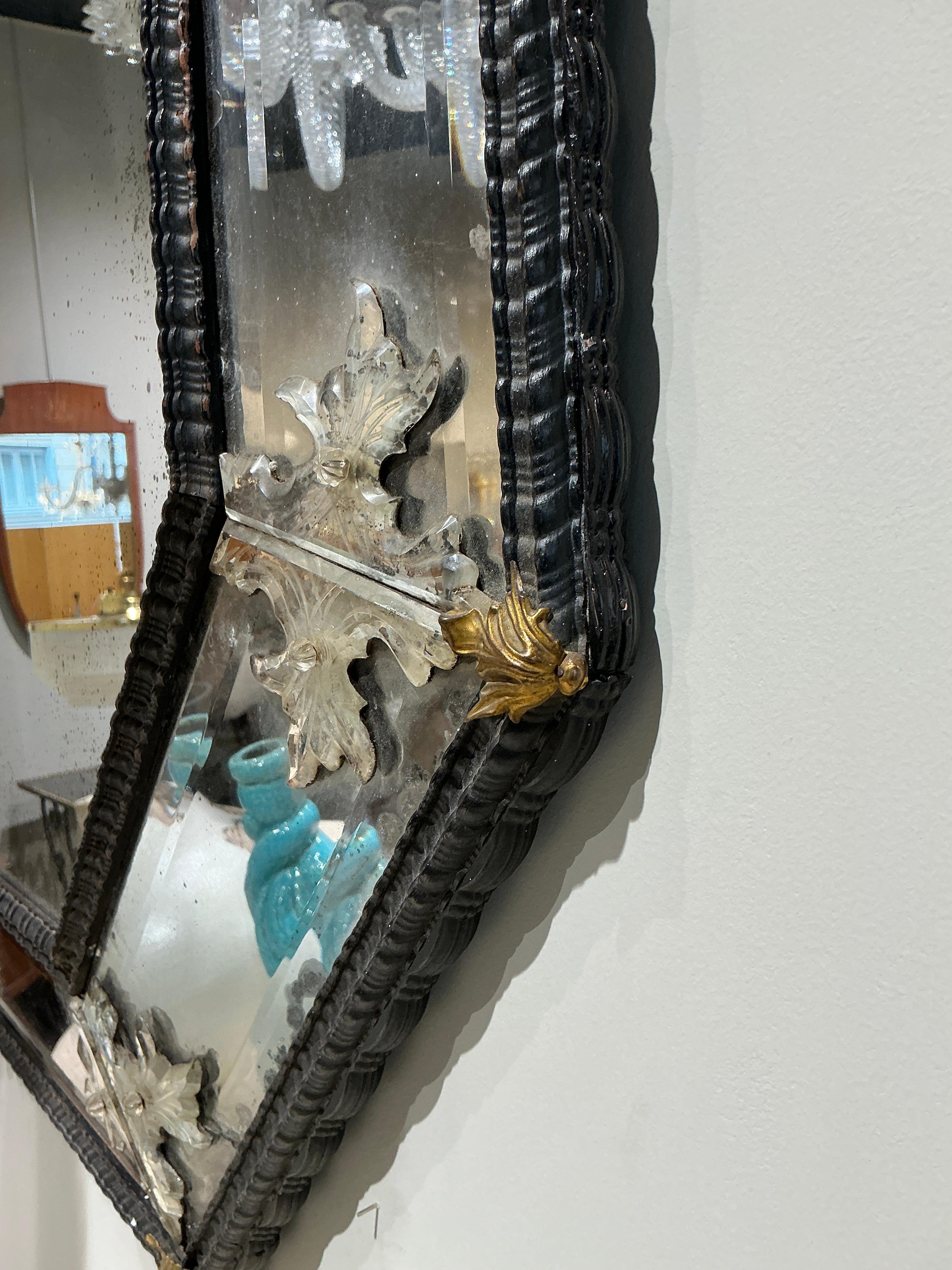Exquis et impressionnant miroir vénitien du 19ème siècle 
Bois peint et détails en bronze 
Patine sur le miroir 


