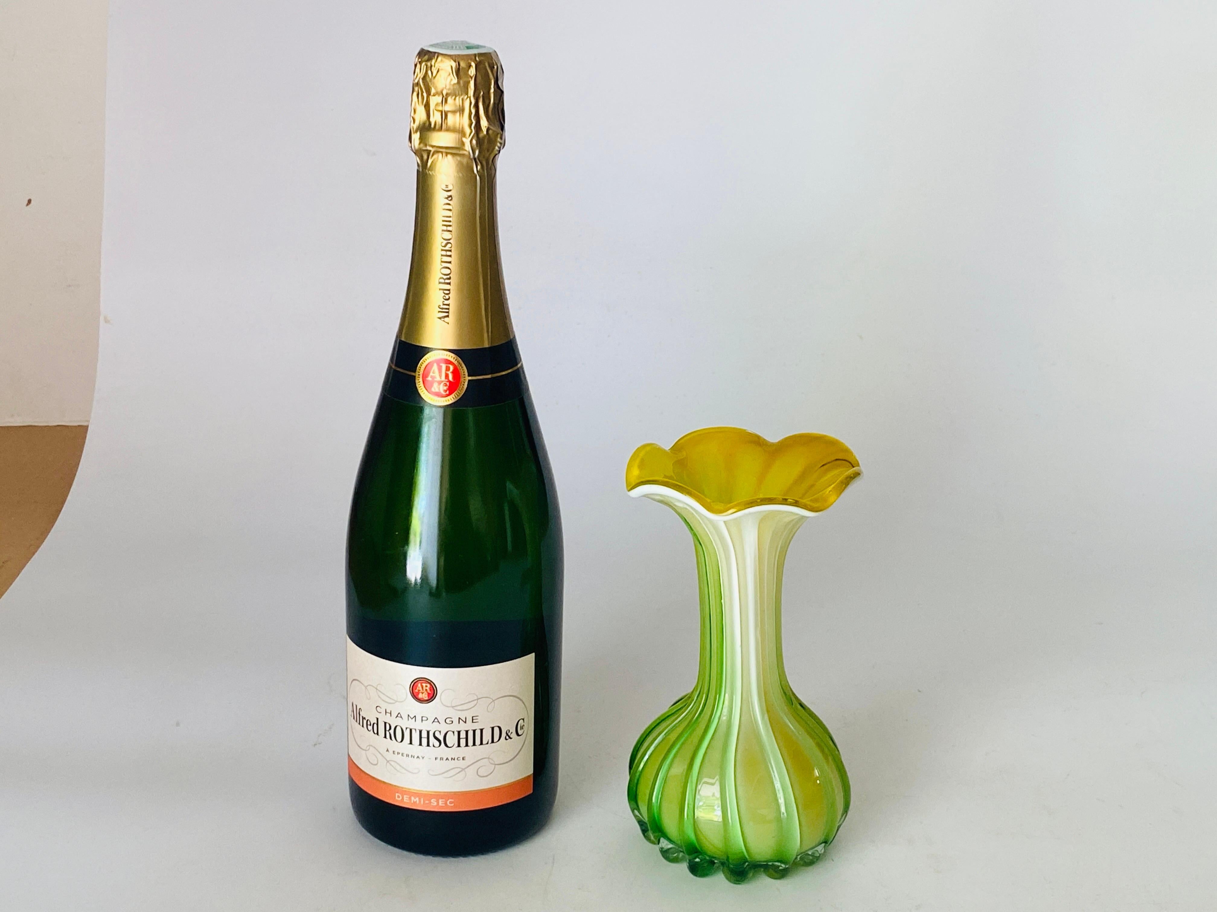 Diese Vase ist im Stil der Venini-Vasen gehalten. Es wurde um 1970 in Italien hergestellt.
Die venezianischen Farben sind grün und gelb.