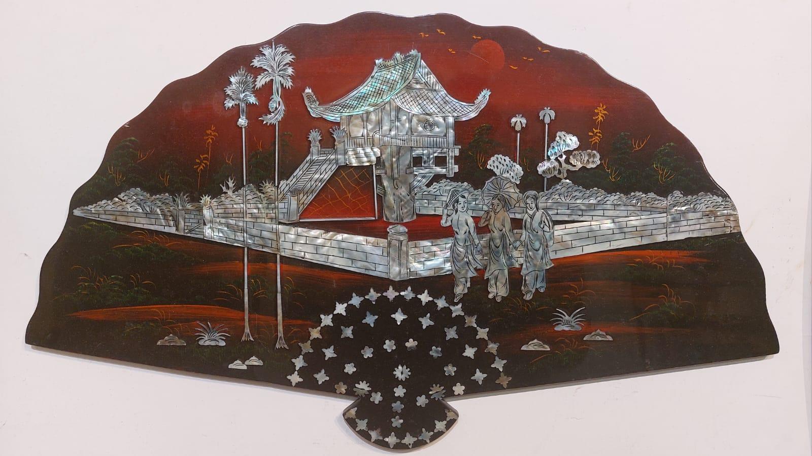 Lacquered Japanese painted and lacquered wooden fan with mother-of-pearl inlays For Sale