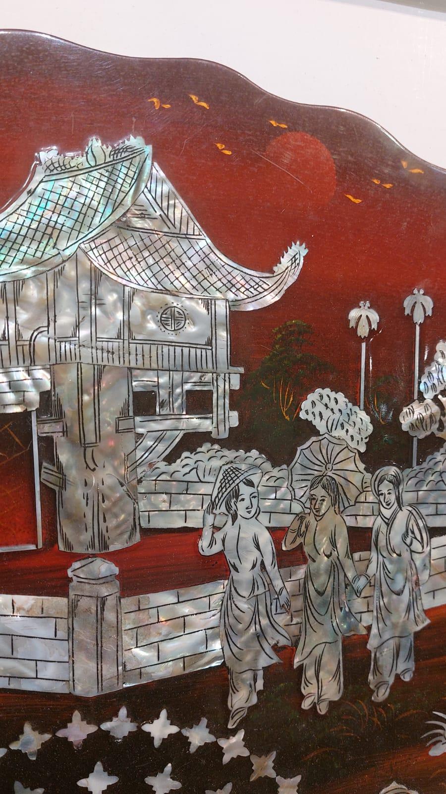 Japanese painted and lacquered wooden fan with mother-of-pearl inlays In Excellent Condition For Sale In Milano, IT