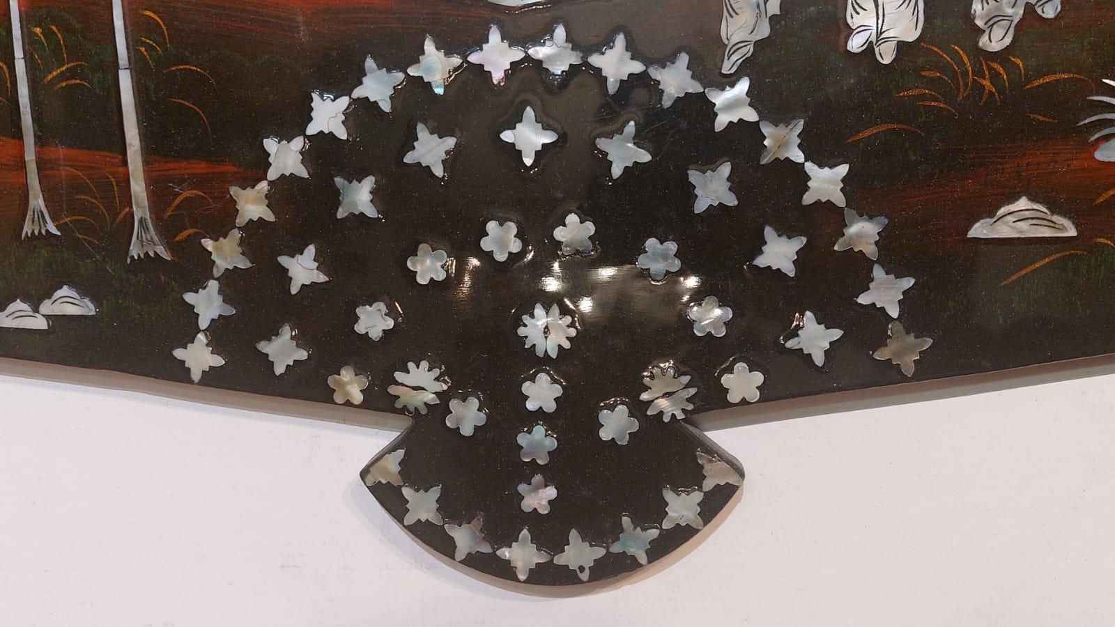 20th Century Japanese painted and lacquered wooden fan with mother-of-pearl inlays For Sale
