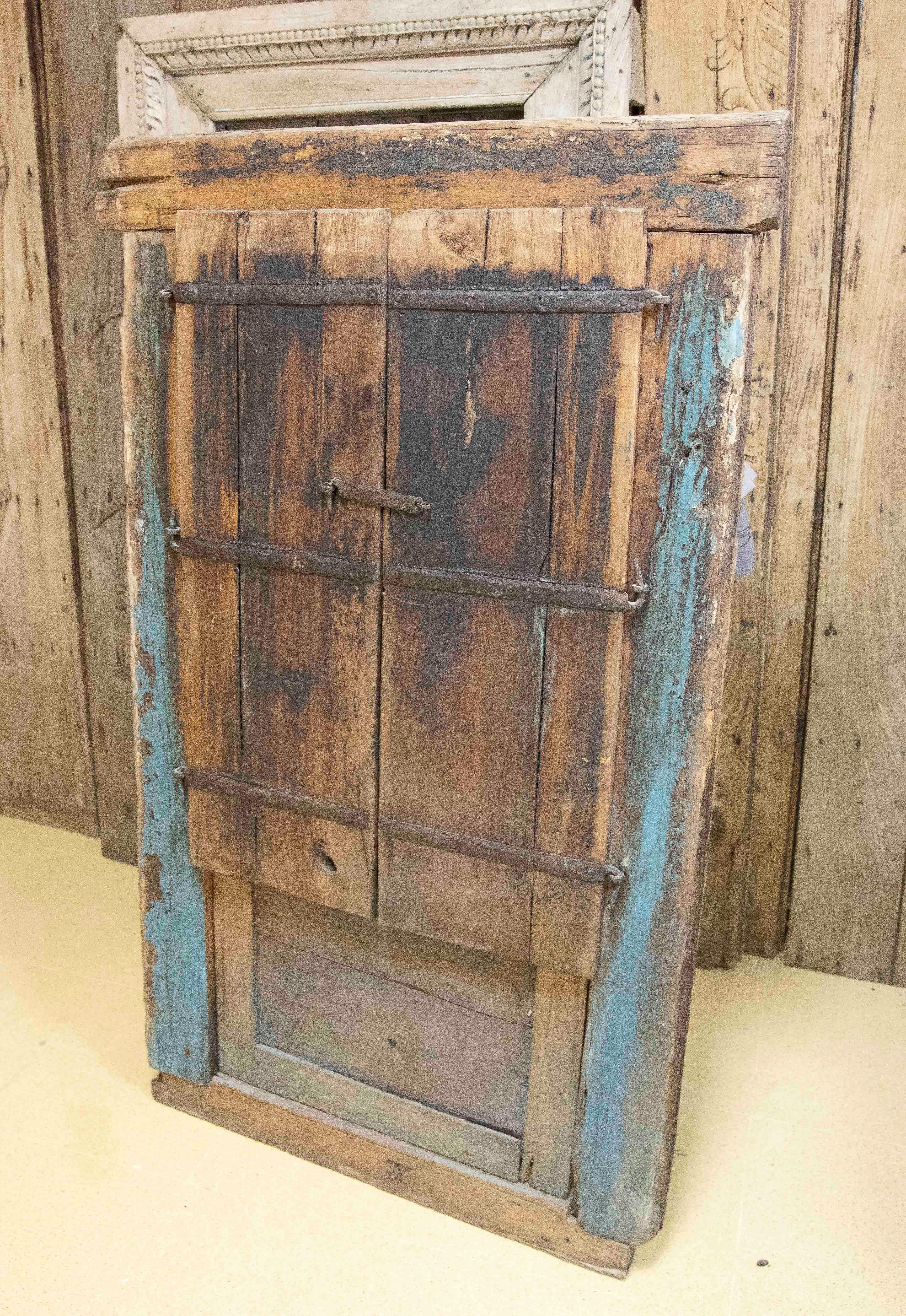 Ventana de madera rustica India avec décorations en hierro en vente 5