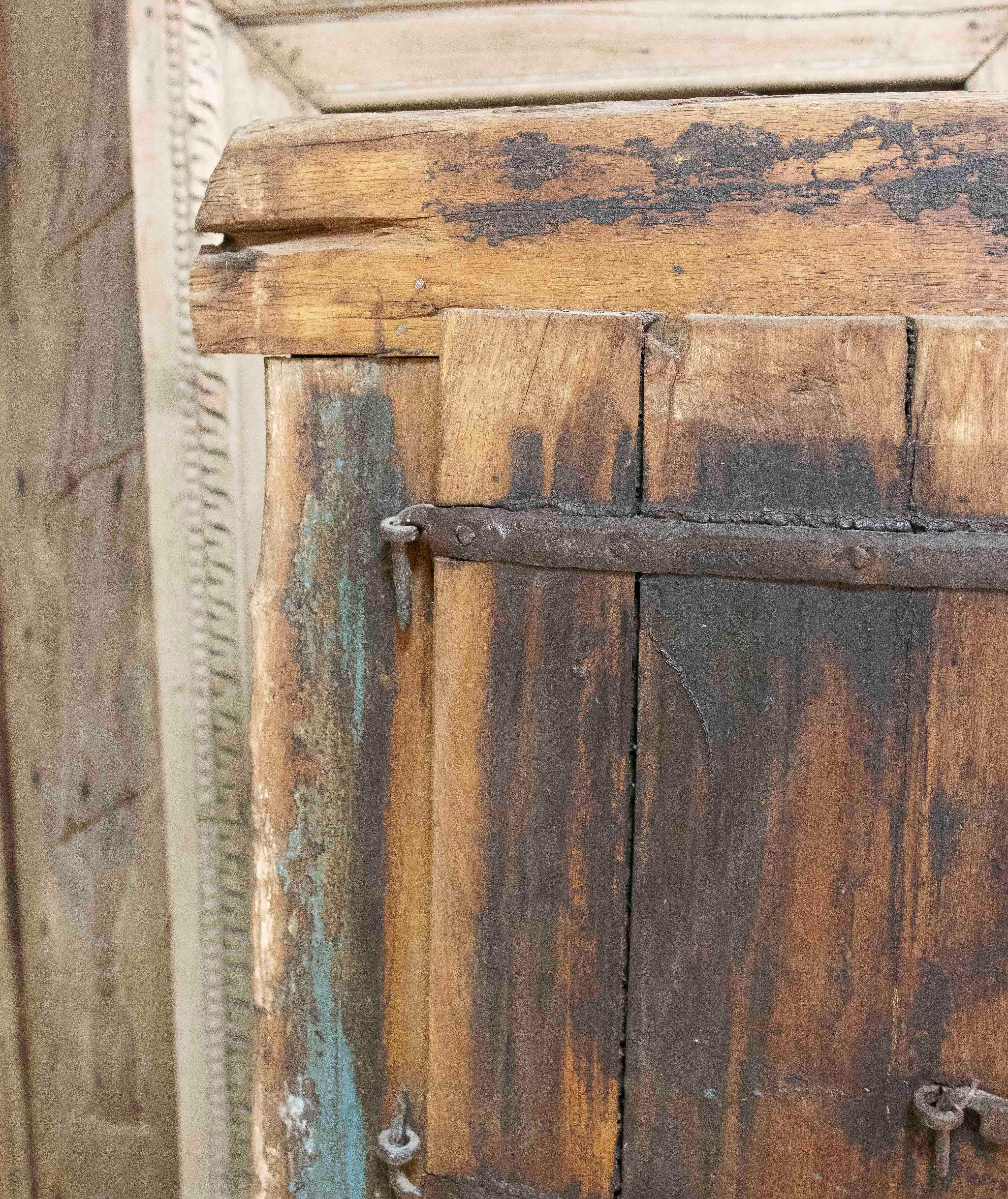 Ventana de madera rustica India avec décorations en hierro en vente 6