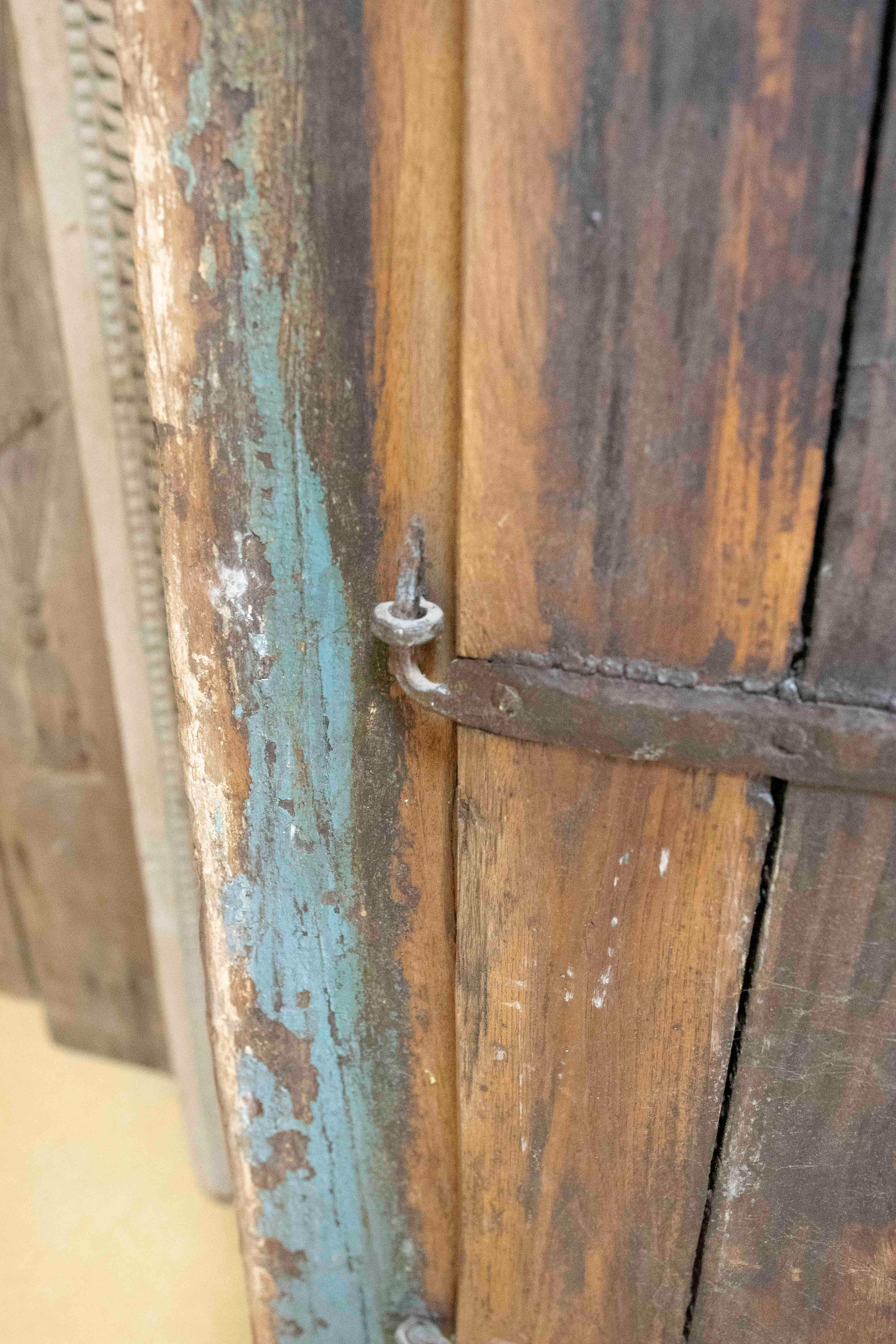 Ventana de madera rustica India avec décorations en hierro en vente 10
