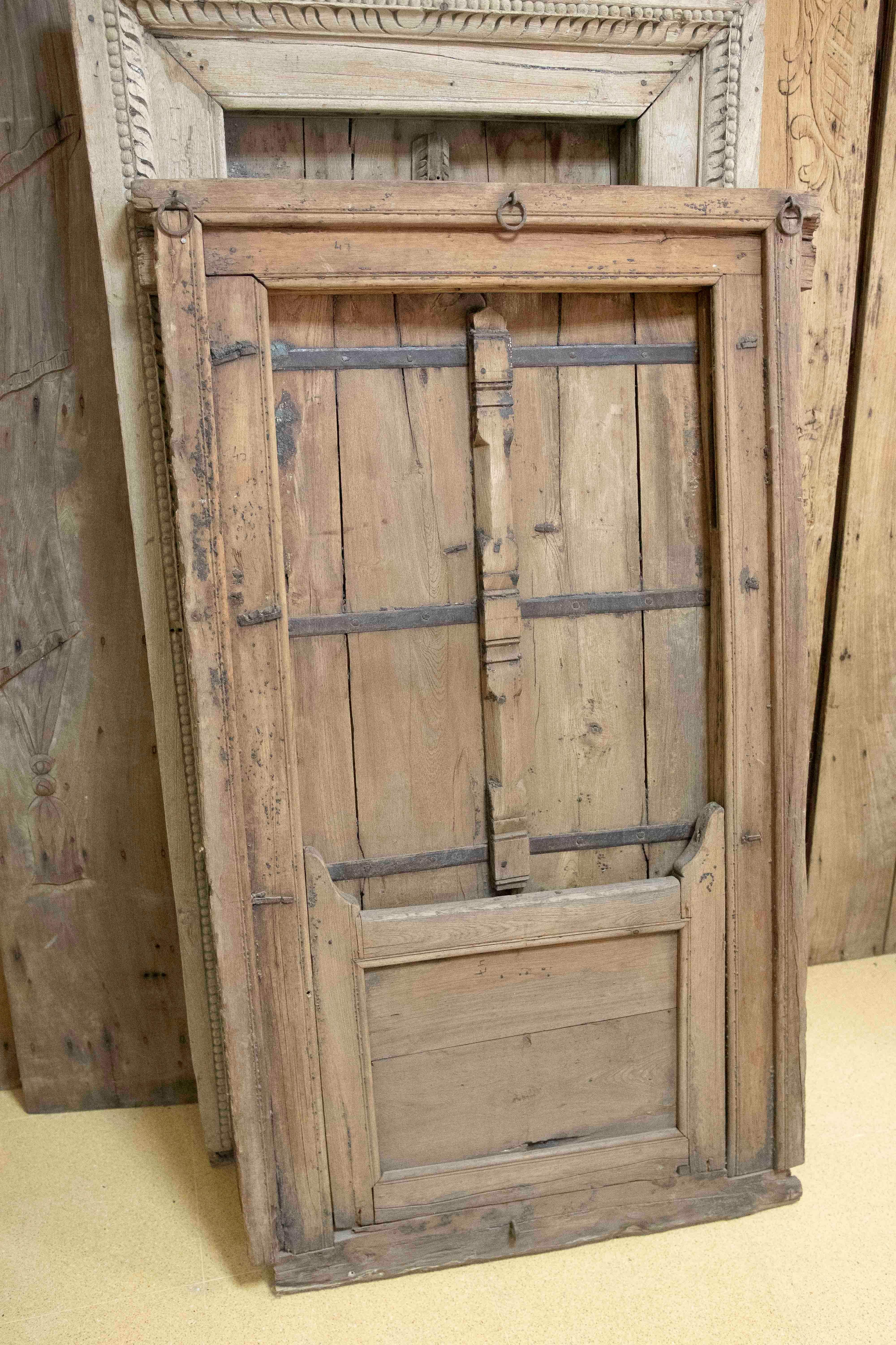 Indien Ventana de madera rustica India avec décorations en hierro en vente