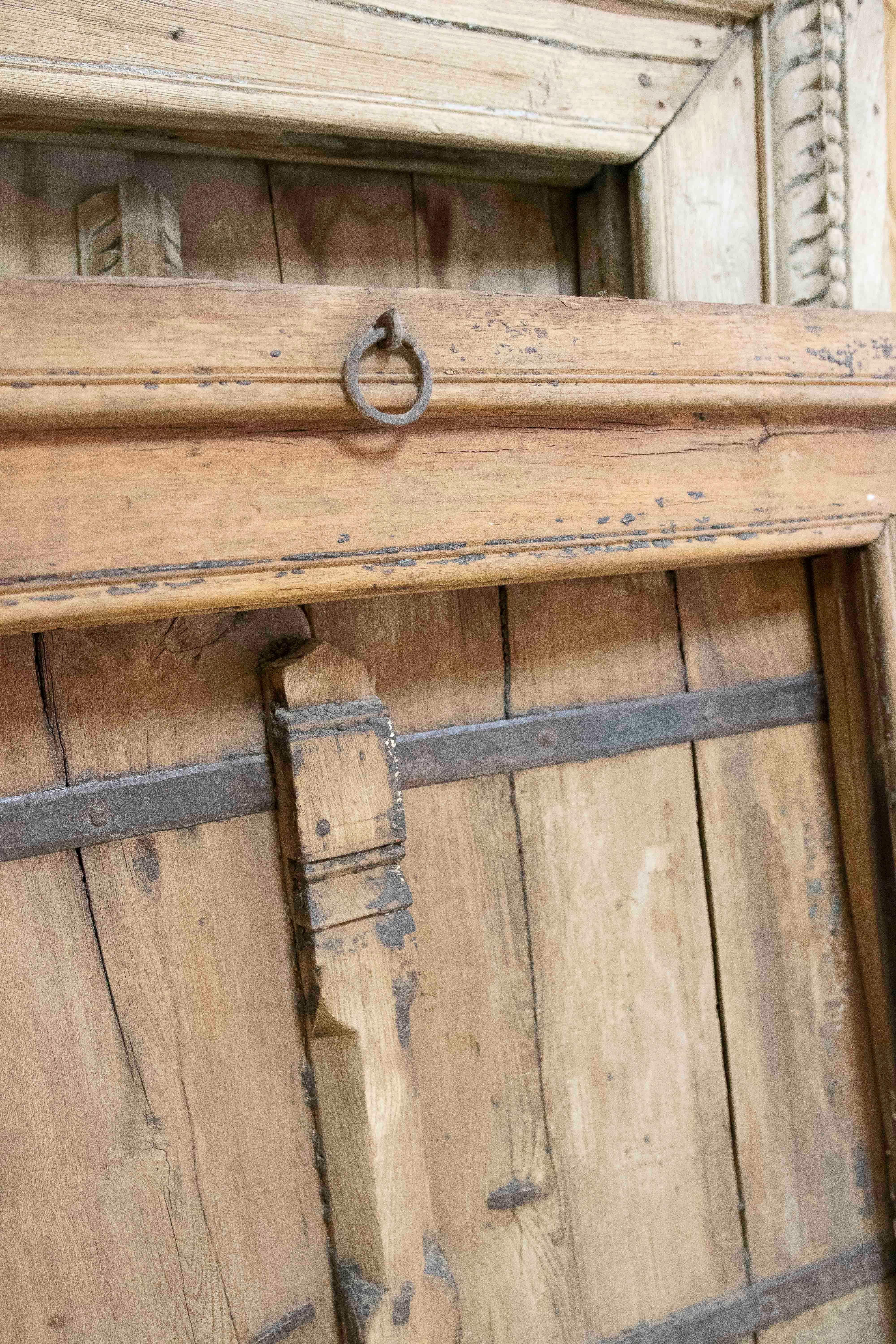 20ième siècle Ventana de madera rustica India avec décorations en hierro en vente