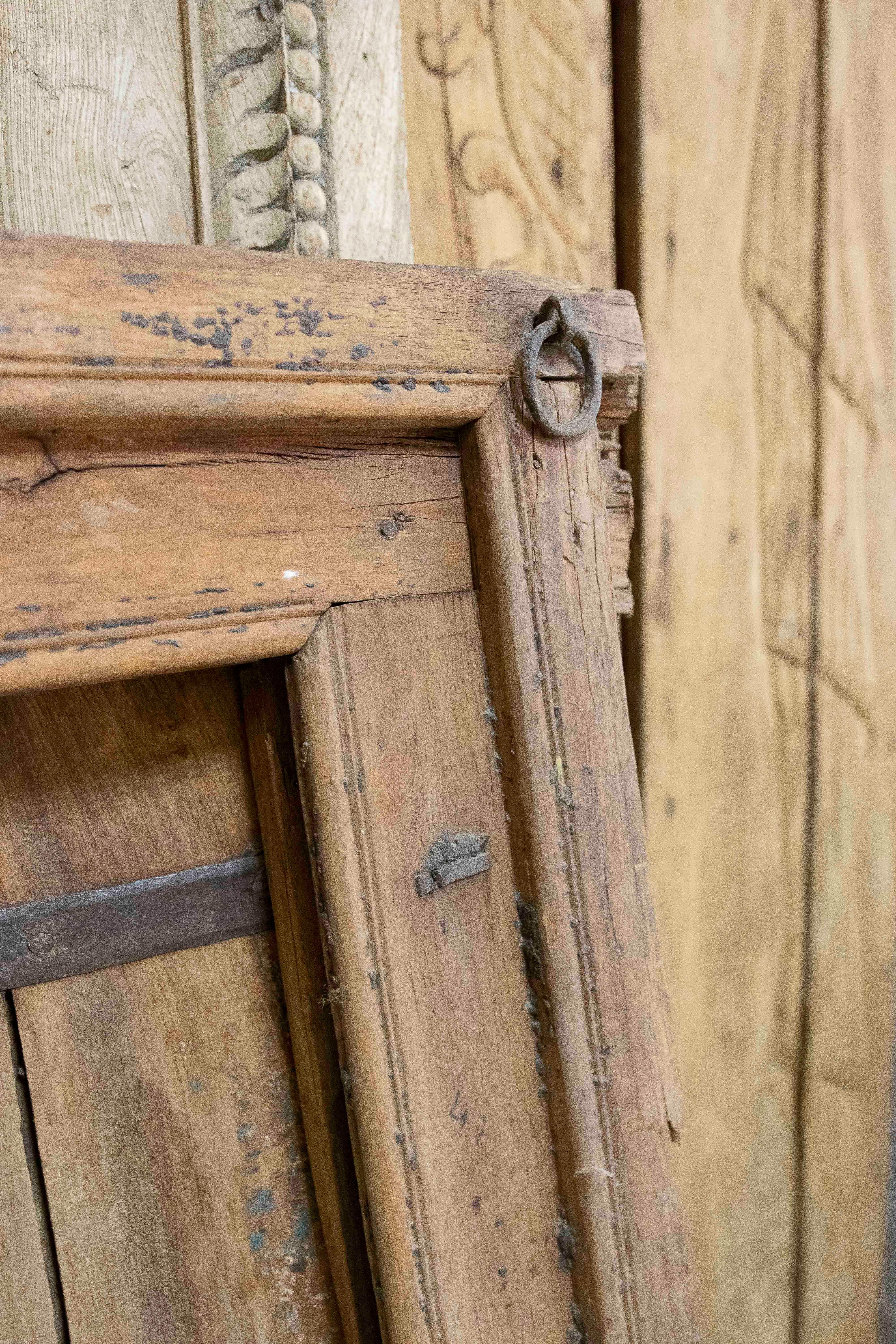 Bois Ventana de madera rustica India avec décorations en hierro en vente