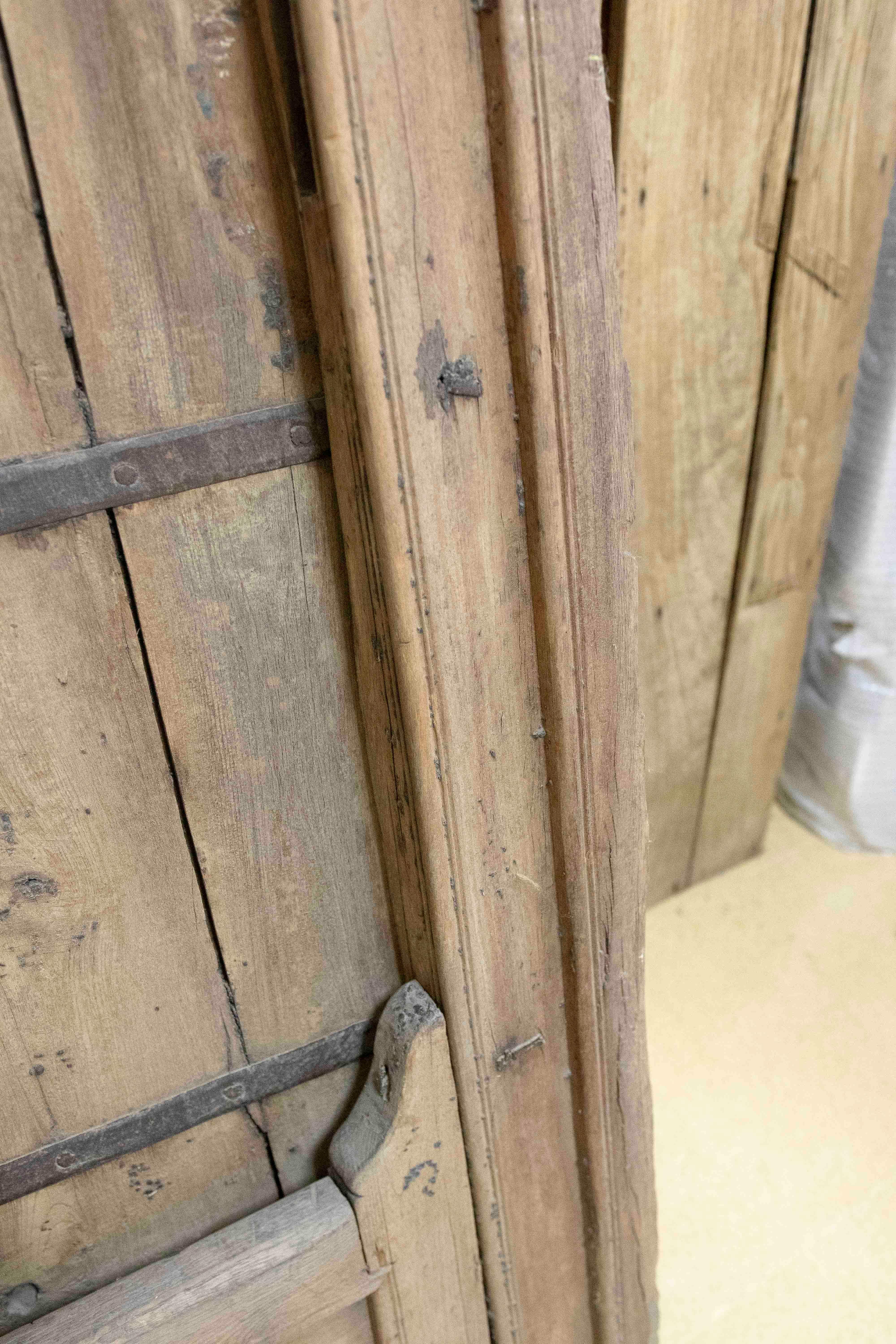 Ventana de madera rustica India avec décorations en hierro en vente 1