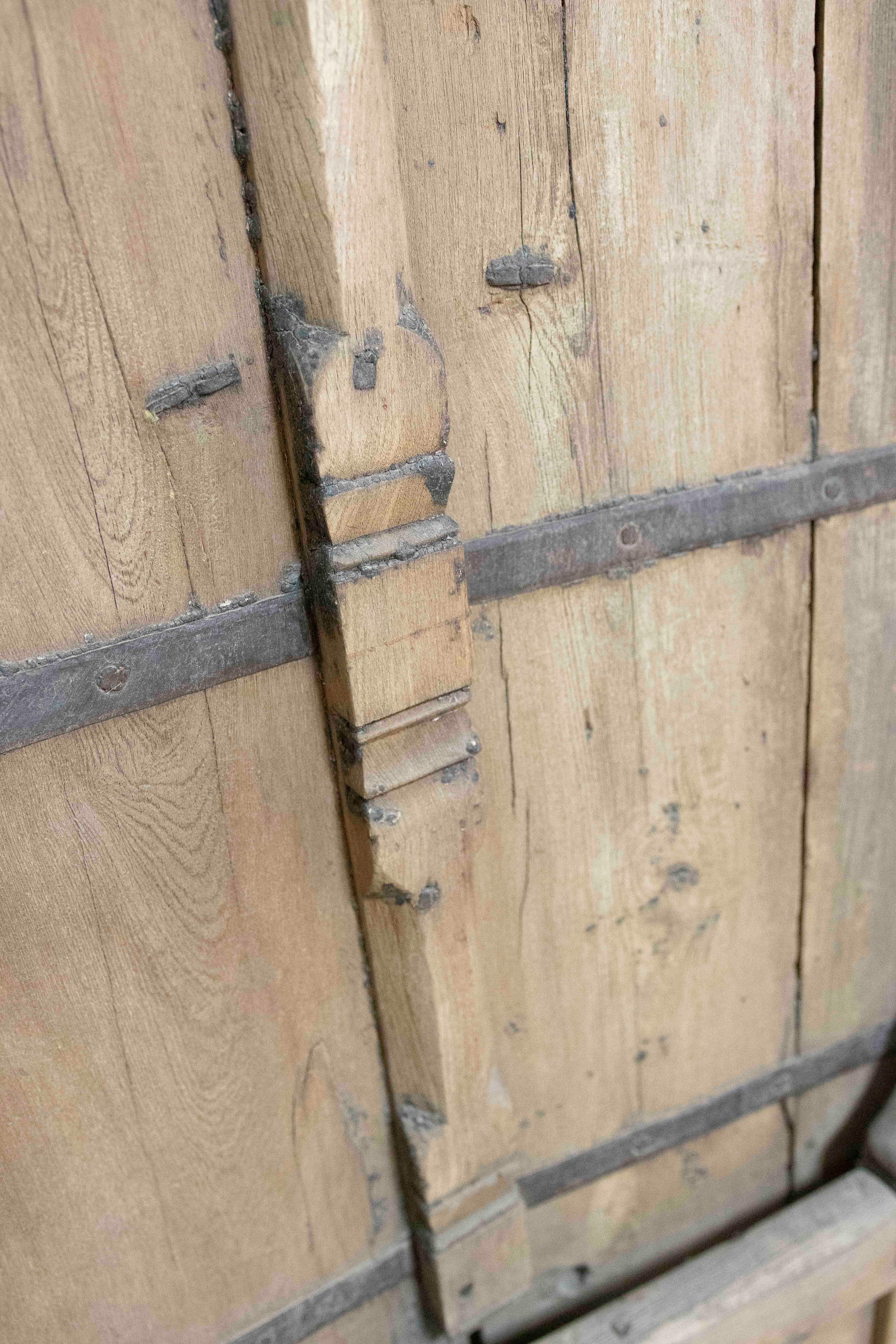 Ventana de madera rustica India avec décorations en hierro en vente 2