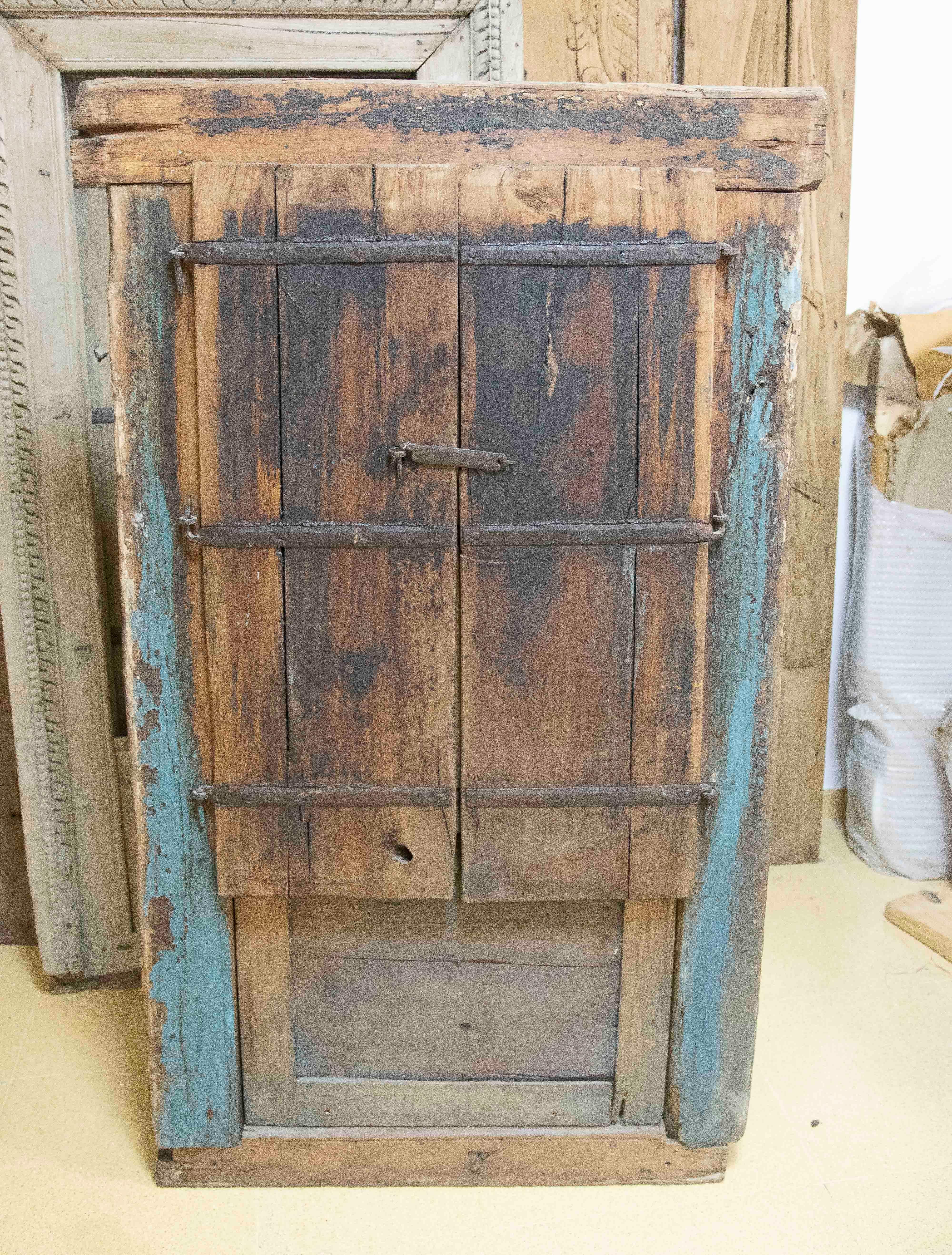 Ventana de madera rustica India avec décorations en hierro en vente 4