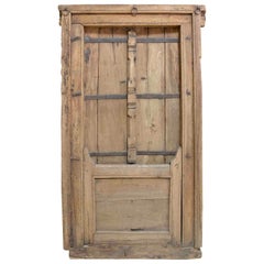Ventana de madera rustica india con decoraciones en hierro