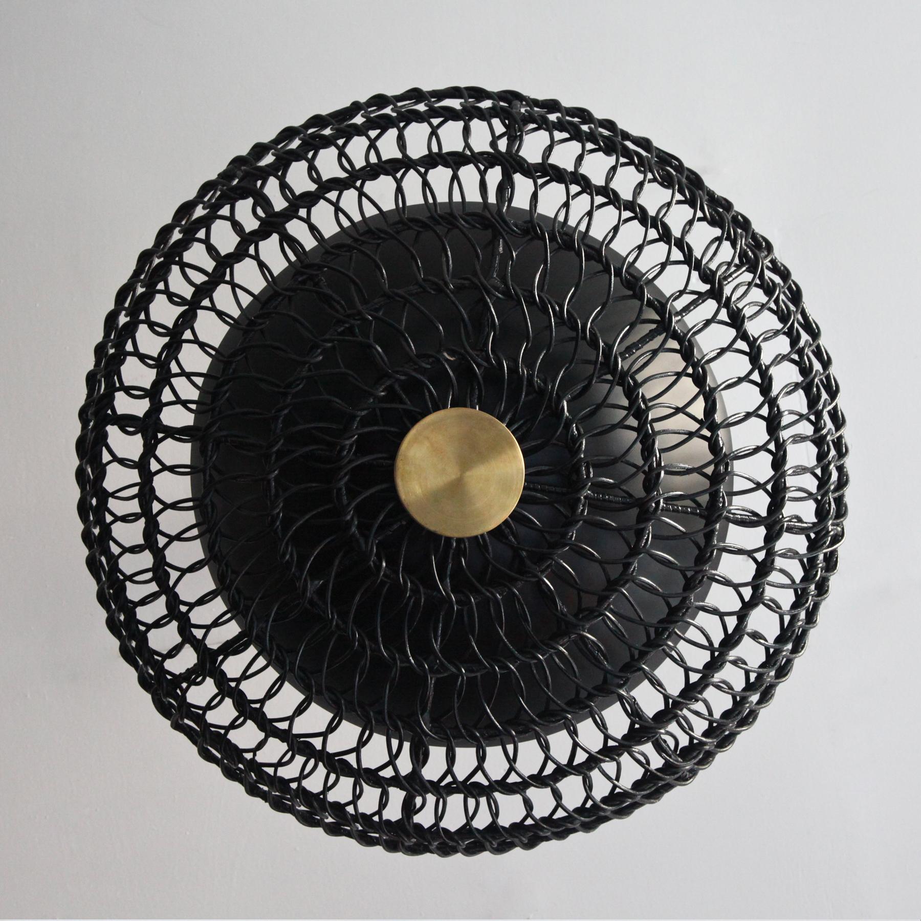 Mid-Century Modern Lampe à suspension de 60,96 cm en rotin noir tissé à la main, collection Ventila en vente