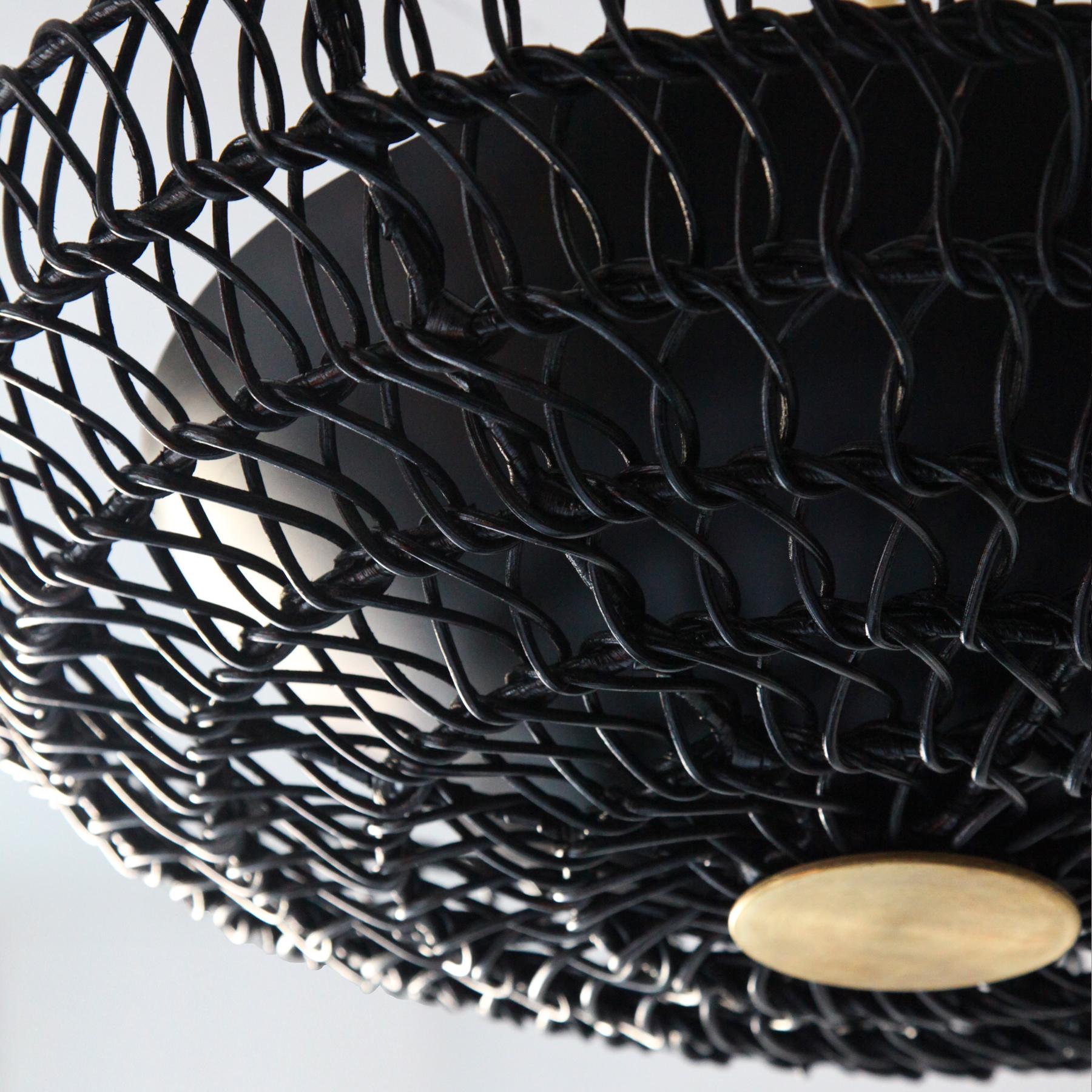 Tissage Lampe à suspension de 60,96 cm en rotin noir tissé à la main, collection Ventila en vente