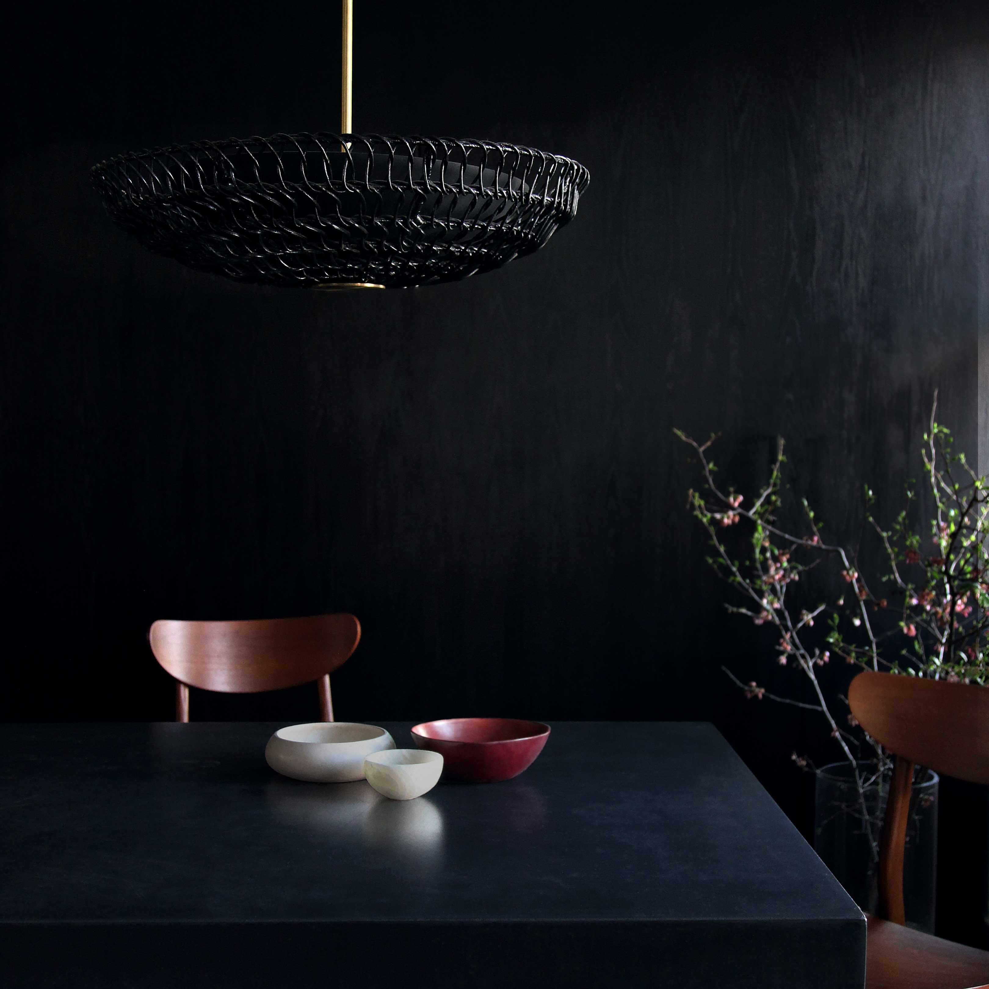 Lampe à suspension de 60,96 cm en rotin noir tissé à la main, collection Ventila Neuf - En vente à New York, NY