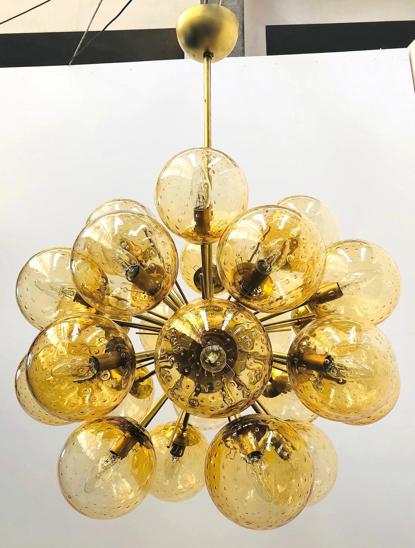Lampadario italiano sputnik con 24 globi in vetro di Murano montati su una struttura in ottone / Disegnato da Fabio Bergomi per Fabio Ltd / Made in Italy
24 luci / tipo E12 o E14 / max 40W ciascuna
Diametro: 28 pollici / Altezza: 47 pollici con asta