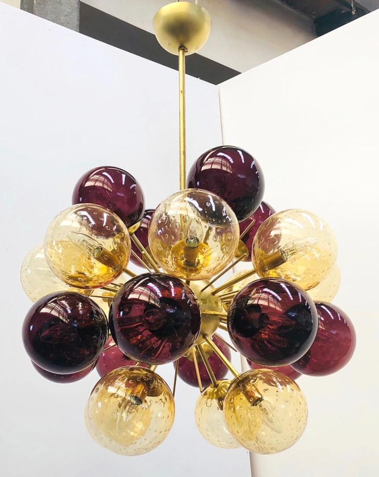 Araña sputnik italiana con 24 globos de cristal de Murano montados en un marco de latón / Diseñada por Fabio Bergomi para Fabio Ltd / Fabricada en Italia
24 luces / tipo E12 o E14 / máx. 40W cada una
Diámetro: 28 pulgadas / Altura: 39 pulgadas