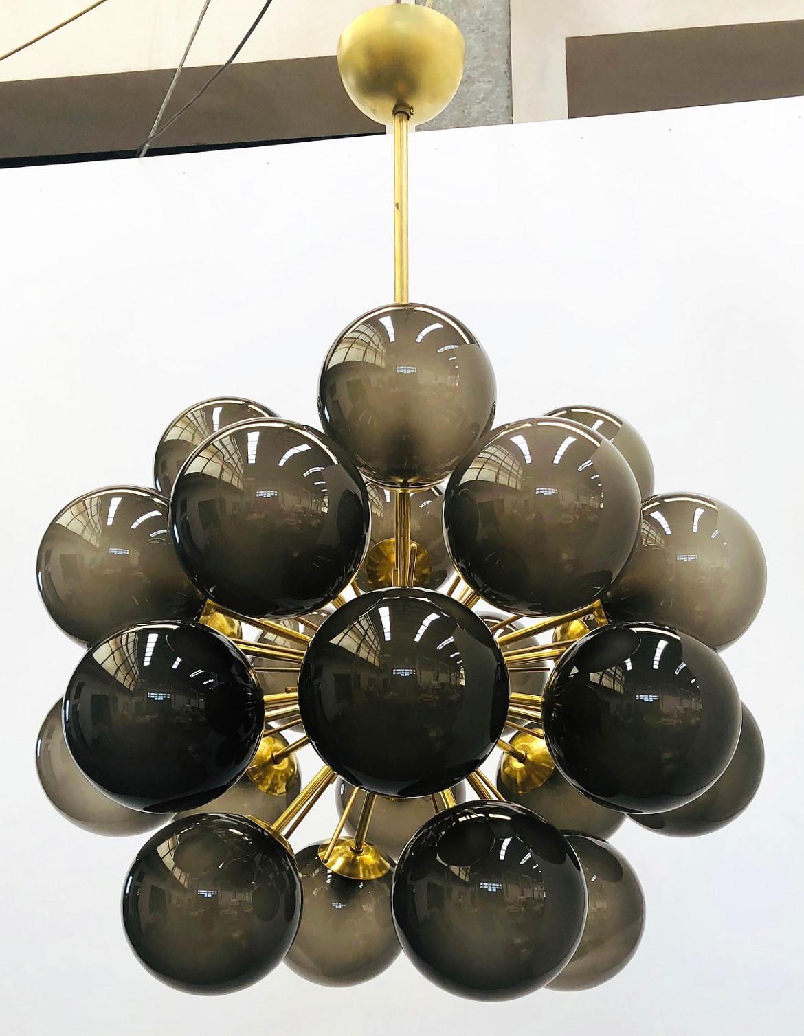 Lampadario italiano sputnik con 24 globi in vetro di Murano montati su una struttura in ottone / Disegnato da Fabio Bergomi per Fabio Ltd / Made in Italy
24 luci / tipo E12 o E14 / max 40W ciascuna
Diametro: 28 pollici / Altezza: 39 pollici con asta