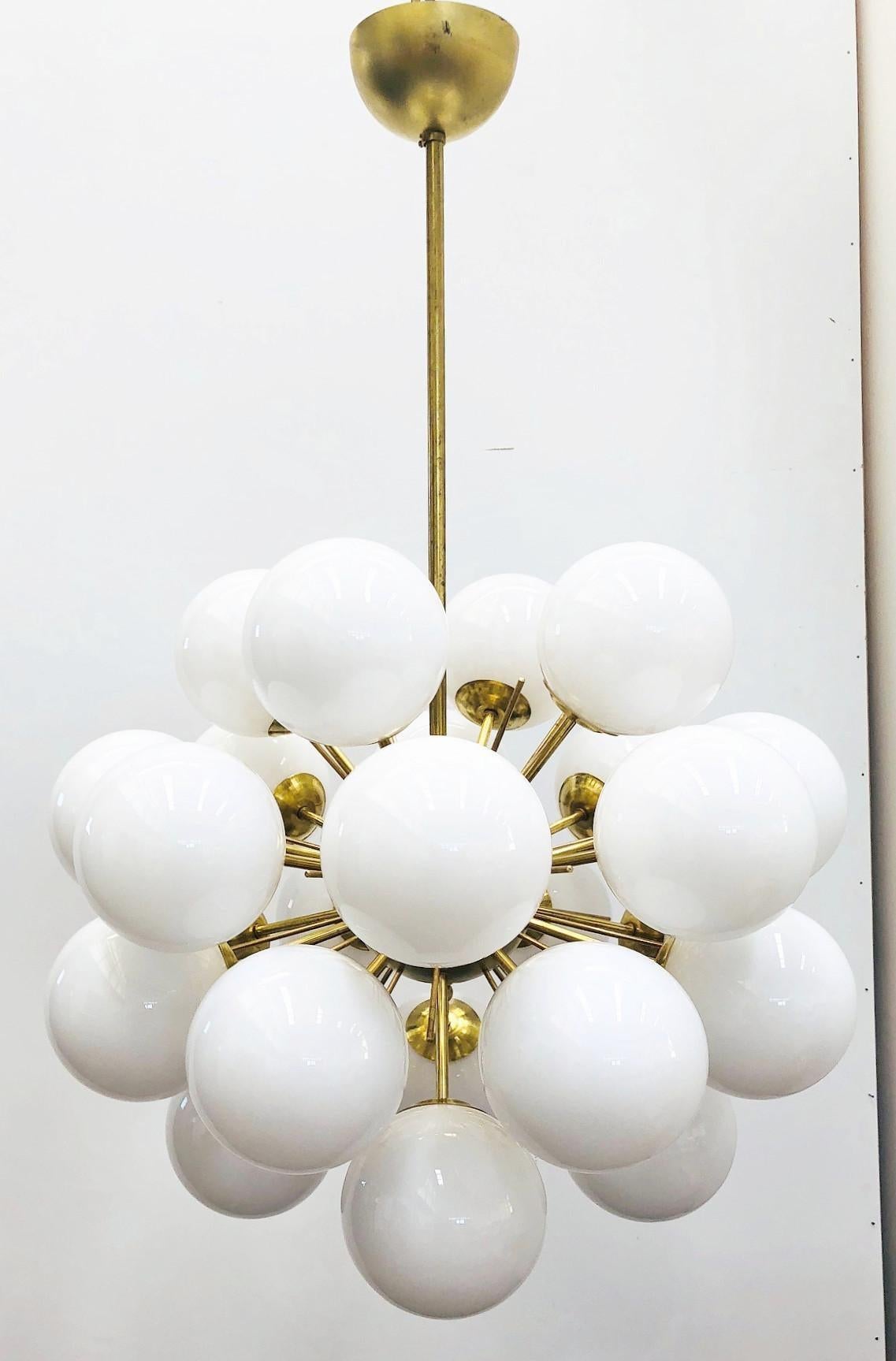 Lampadario italiano sputnik con 24 globi in vetro di Murano montati su una struttura in ottone / Disegnato da Fabio Bergomi per Fabio Ltd / Made in Italy
24 luci / tipo E12 o E14 / max 40W ciascuna
Diametro: 28 pollici / Altezza: 47 pollici con asta