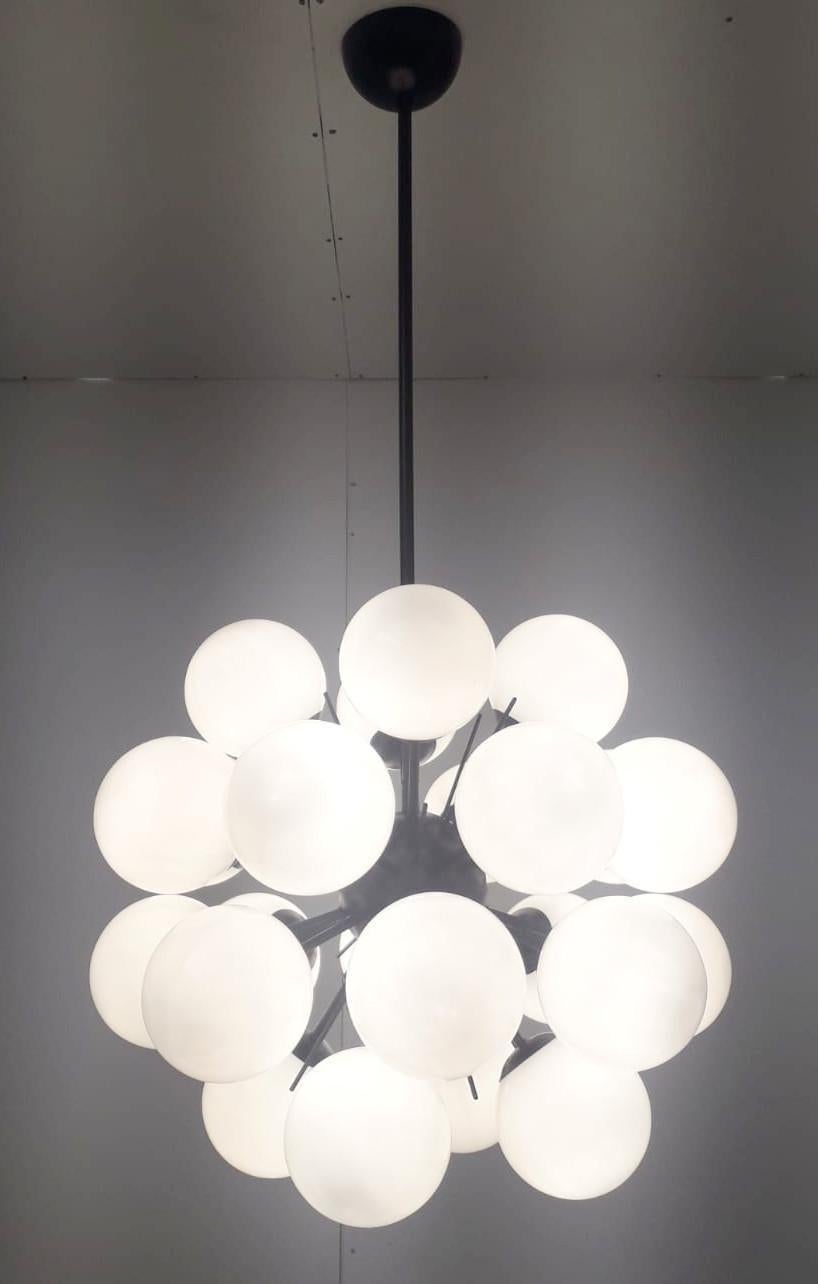 Lampadario sputnik italiano con 24 globi in vetro di Murano montati su una struttura in metallo verniciato a polvere nero opaco / Disegnato da Fabio Bergomi per Fabio Ltd / Made in Italy
24 luci / tipo E12 o E14 / max 40W ciascuna
Diametro: 28