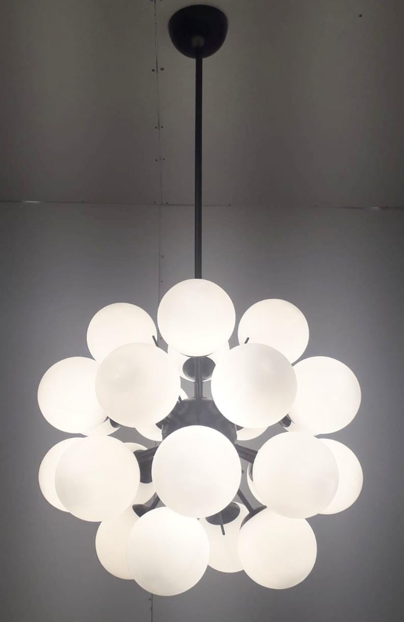 Lampadario sputnik italiano con 24 globi in vetro di Murano montati su una struttura in metallo verniciato a polvere nero opaco / Disegnato da Fabio Bergomi per Fabio Ltd / Made in Italy
24 luci / tipo E12 o E14 / max 40W ciascuna
Diametro: 28