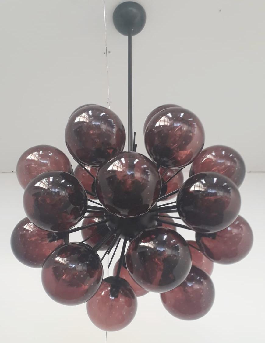 Lampadario sputnik italiano con 24 globi in vetro di Murano montati su una struttura in metallo verniciato a polvere nero opaco / Disegnato da Fabio Bergomi per Fabio Ltd / Made in Italy
24 luci / tipo E12 o E14 / max 40W ciascuna
Diametro: 28