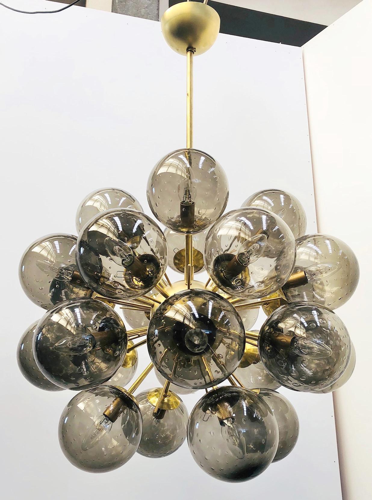 Lampadario italiano sputnik con 24 globi in vetro di Murano montati su una struttura in ottone / Disegnato da Fabio Bergomi per Fabio Ltd / Made in Italy
24 luci / tipo E12 o E14 / max 40W ciascuna
Diametro: 28 pollici / Altezza: 39 pollici con asta