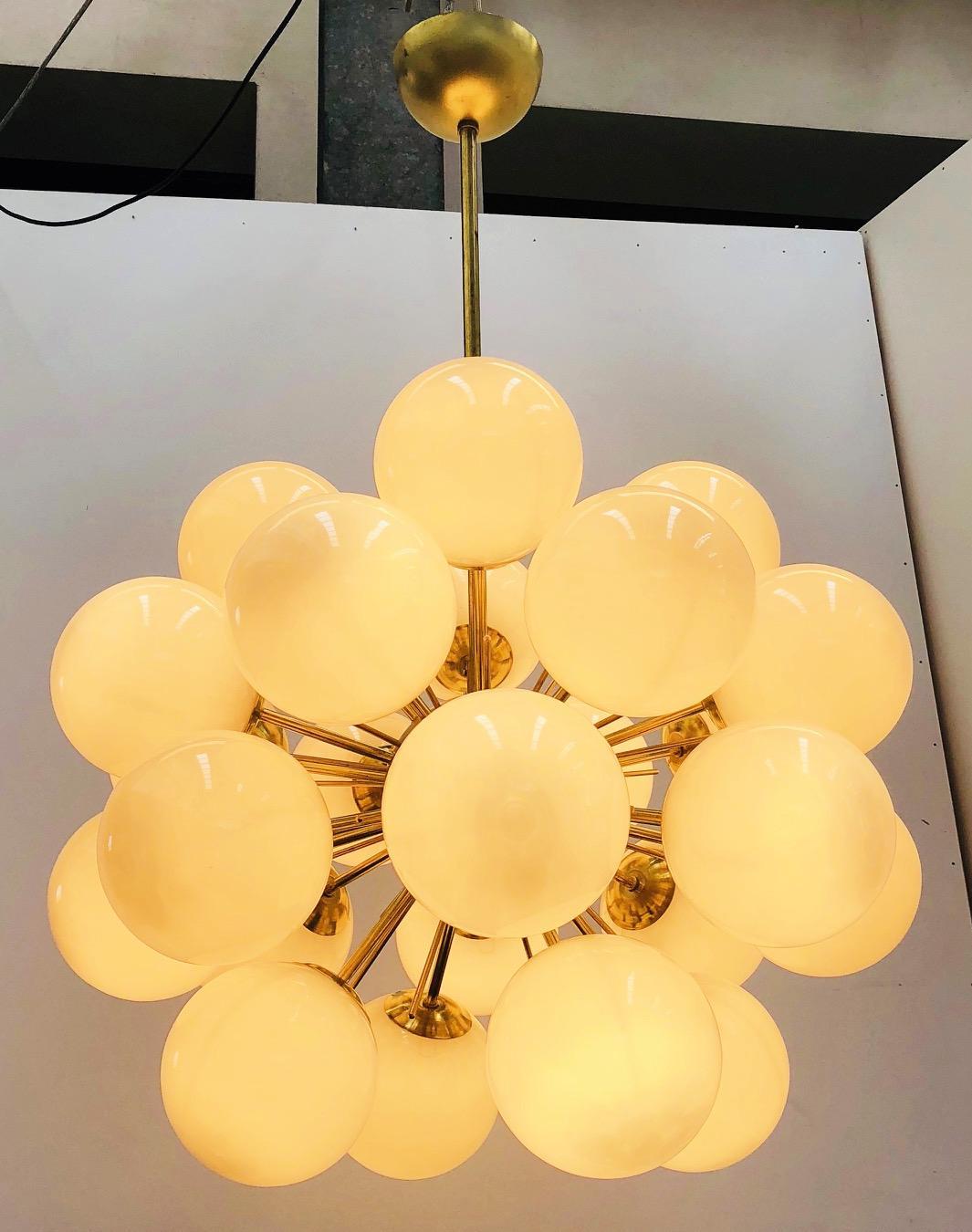 Lampadario italiano sputnik con 24 globi in vetro di Murano montati su una struttura in ottone / Disegnato da Fabio Bergomi per Fabio Ltd / Made in Italy
24 luci / tipo E12 o E14 / max 40W ciascuna
Diametro: 28 pollici / Altezza: 39 pollici con asta
