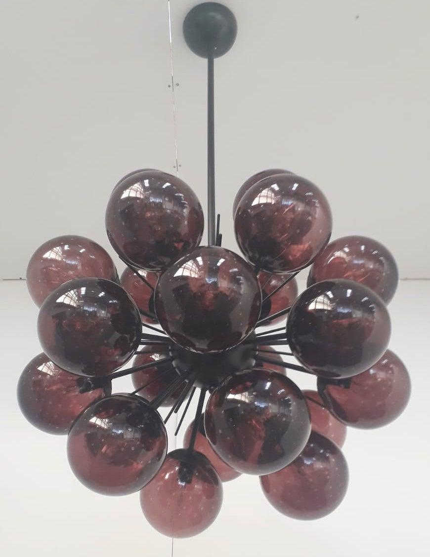 Lustre italien en forme de sputnik avec 24 globes en verre de Murano montés sur une structure en métal avec une finition en poudre noire mate / Conçu par Fabio Bergomi pour Fabio Ltd / Fabriqué en Italie.
24 lampes / type E12 ou E14 / max 40W