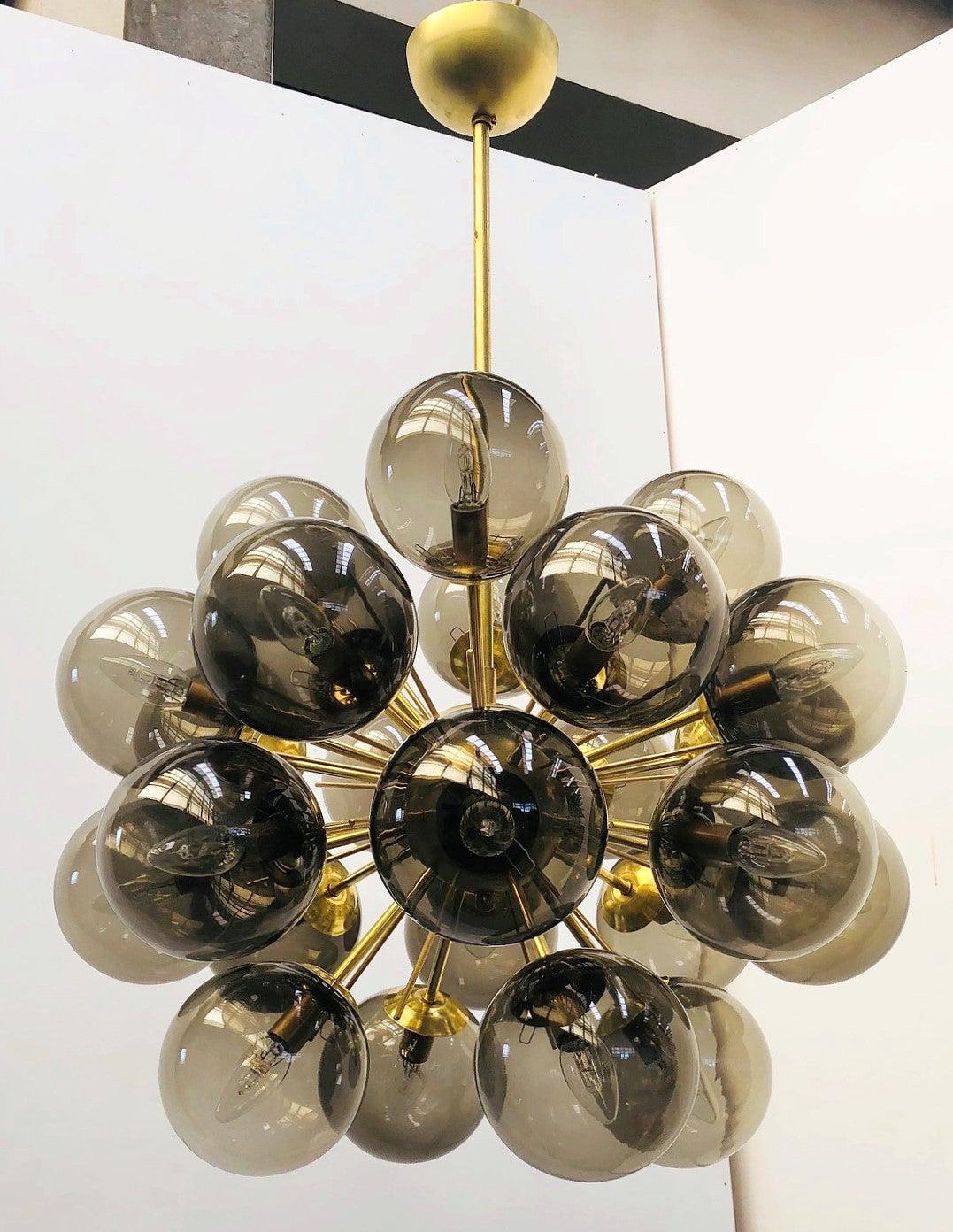 Lampadario italiano sputnik con 24 globi in vetro di Murano montati su una struttura in ottone / Disegnato da Fabio Bergomi per Fabio Ltd / Made in Italy
24 luci / tipo E12 o E14 / max 40W ciascuna
Diametro: 28 pollici / Altezza: 39 pollici con asta
