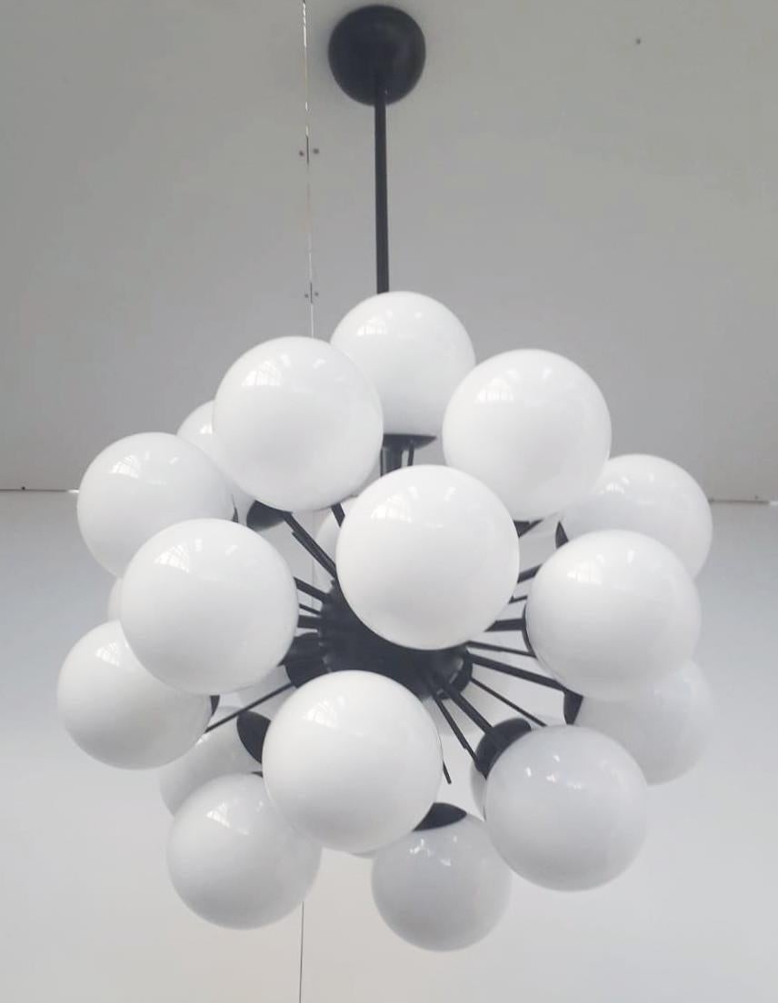 Mid-Century moderno Lampadario Ventiquattro Sputnik di Fabio Ltd in vendita