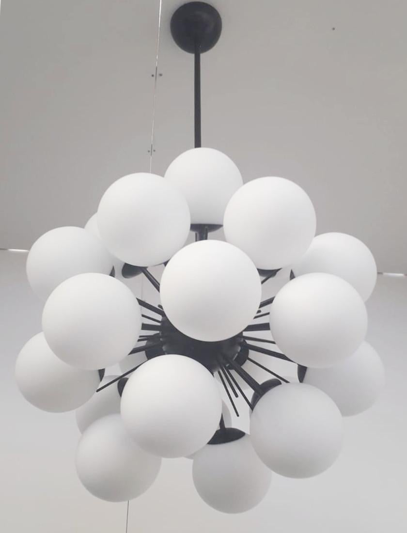 Mid-Century moderno Lampadario Ventiquattro Sputnik di Fabio Ltd in vendita