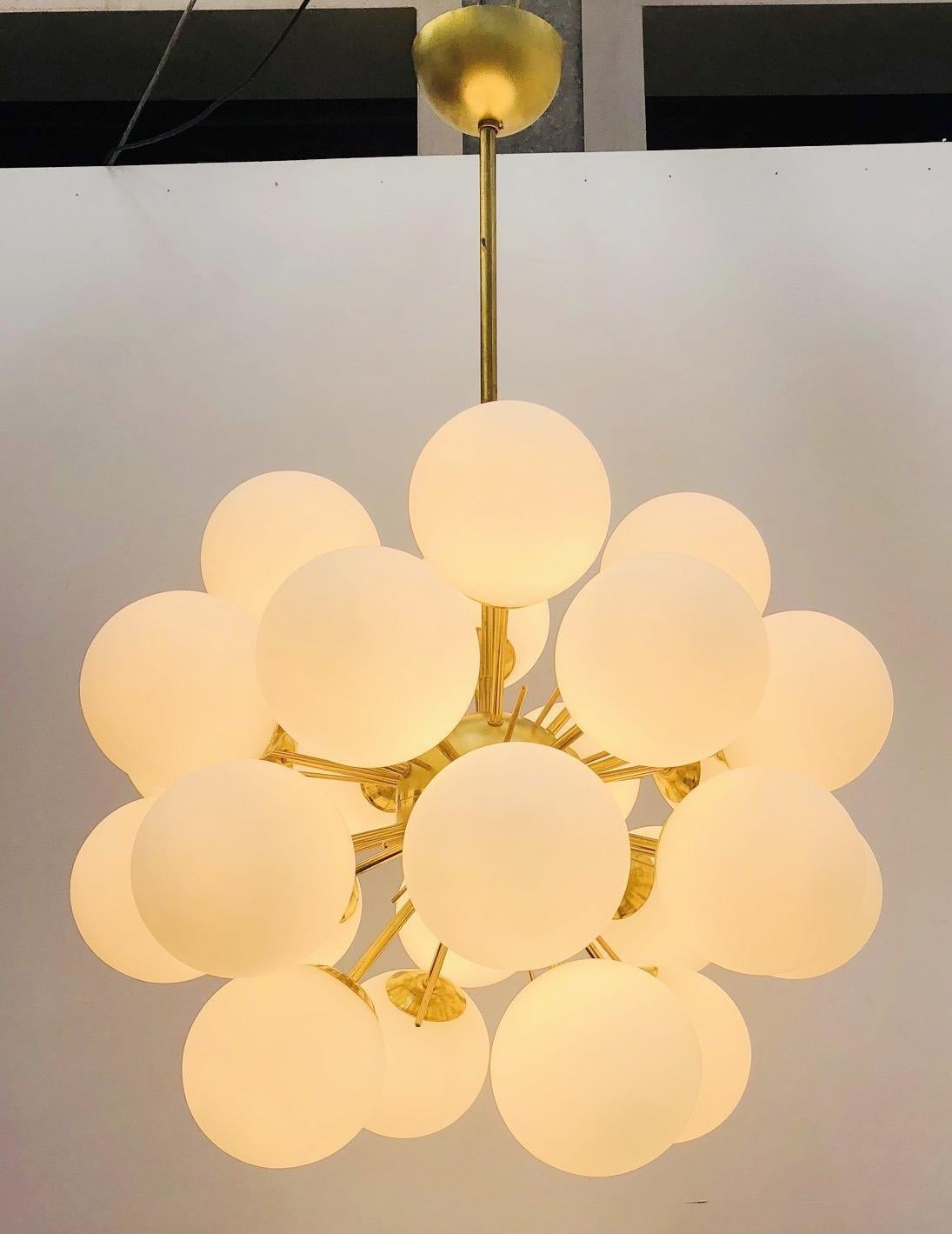 Mid-Century moderno Lampadario Ventiquattro Sputnik di Fabio Ltd in vendita