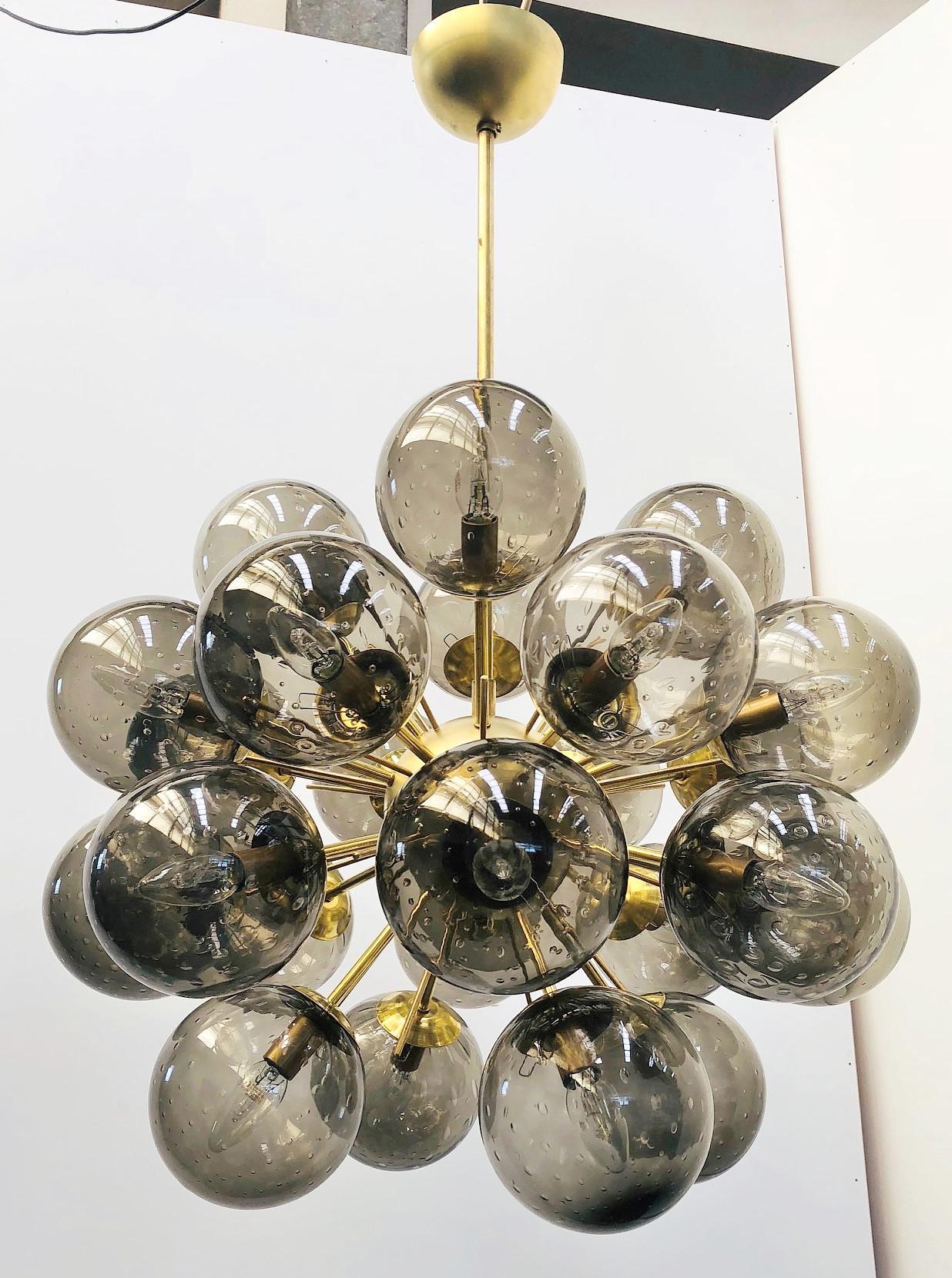 Lampadario italiano sputnik con 24 globi in vetro di Murano montati su una struttura in ottone / Disegnato da Fabio Bergomi per Fabio Ltd / Made in Italy
24 luci / tipo E12 o E14 / max 40W ciascuna
Diametro: 28 pollici / Altezza: 39 pollici con asta