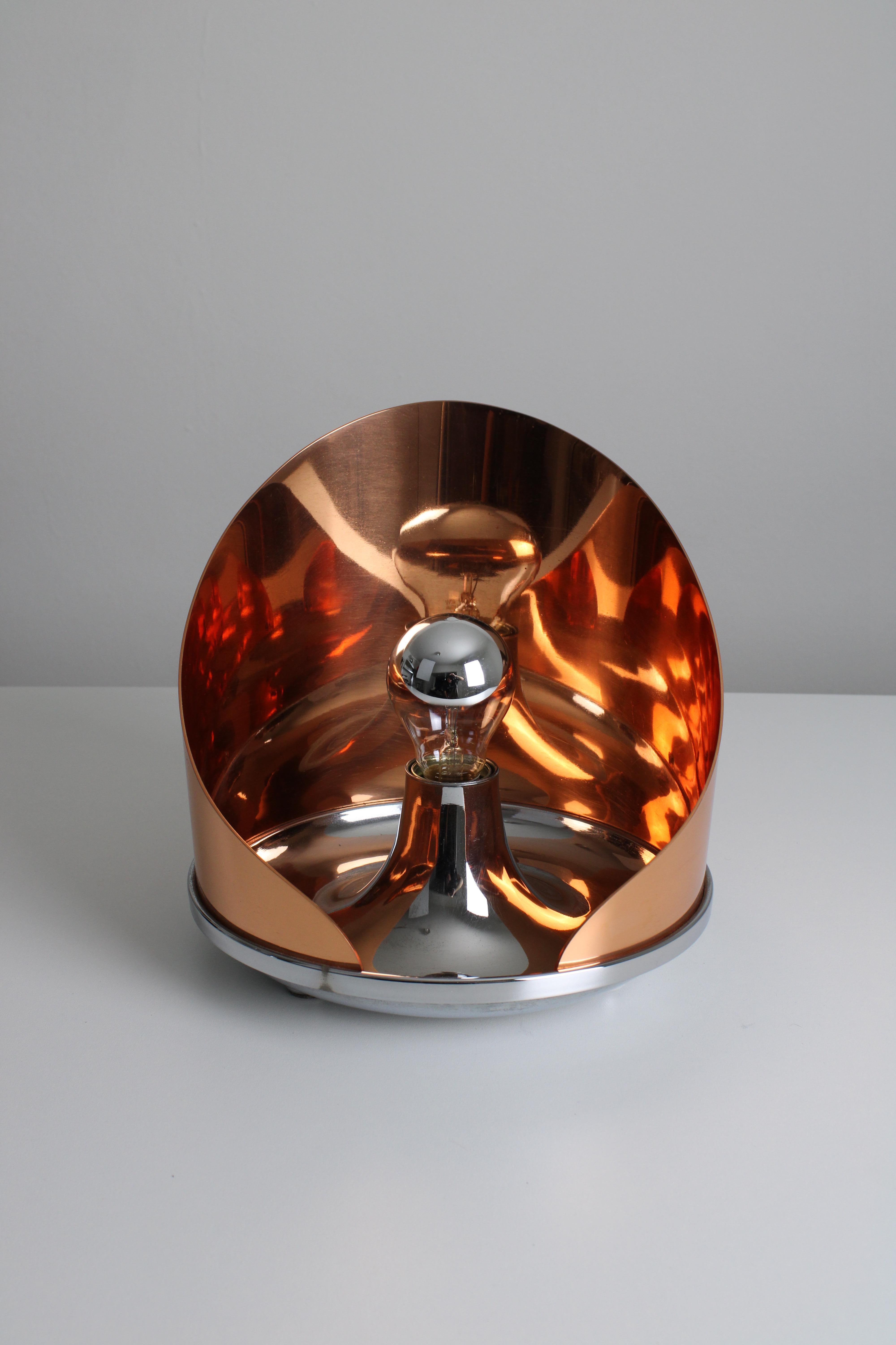 Very rare Ventola table lamp. Designed by Luigi Caccia Dominioni in 1991. Produced by Azucena in Italy circa 1990s.
A design featuring a round solid copper shade that creates a warm and diffused light. Fully made of high quality materials such as