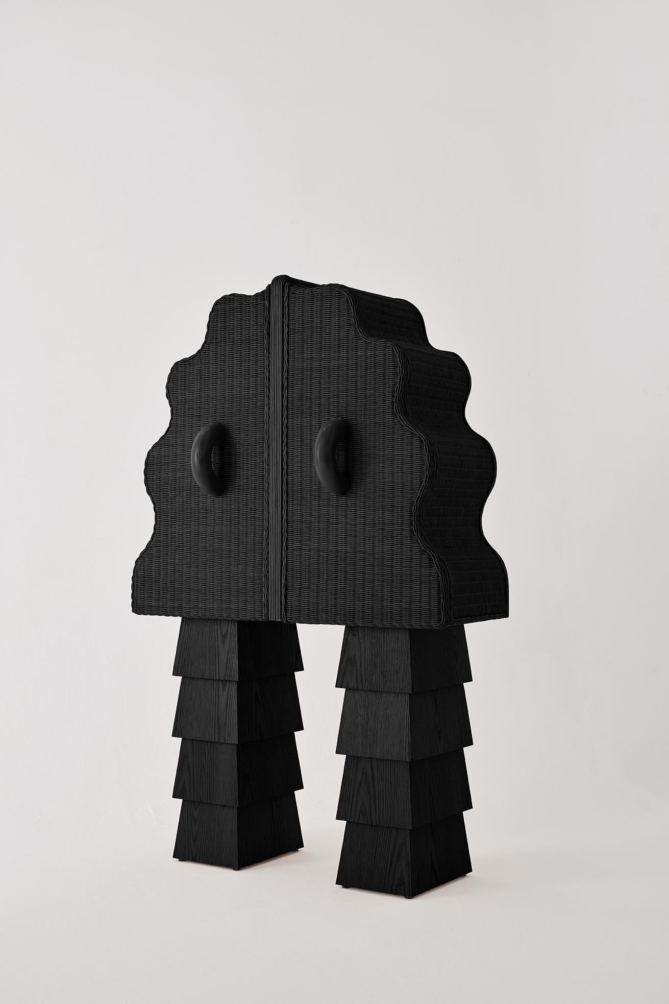 Ventura Kabinett aus geflochtenem Rattan und lackiertem Oak Wood von Joyful Objects Yes! (Postmoderne) im Angebot
