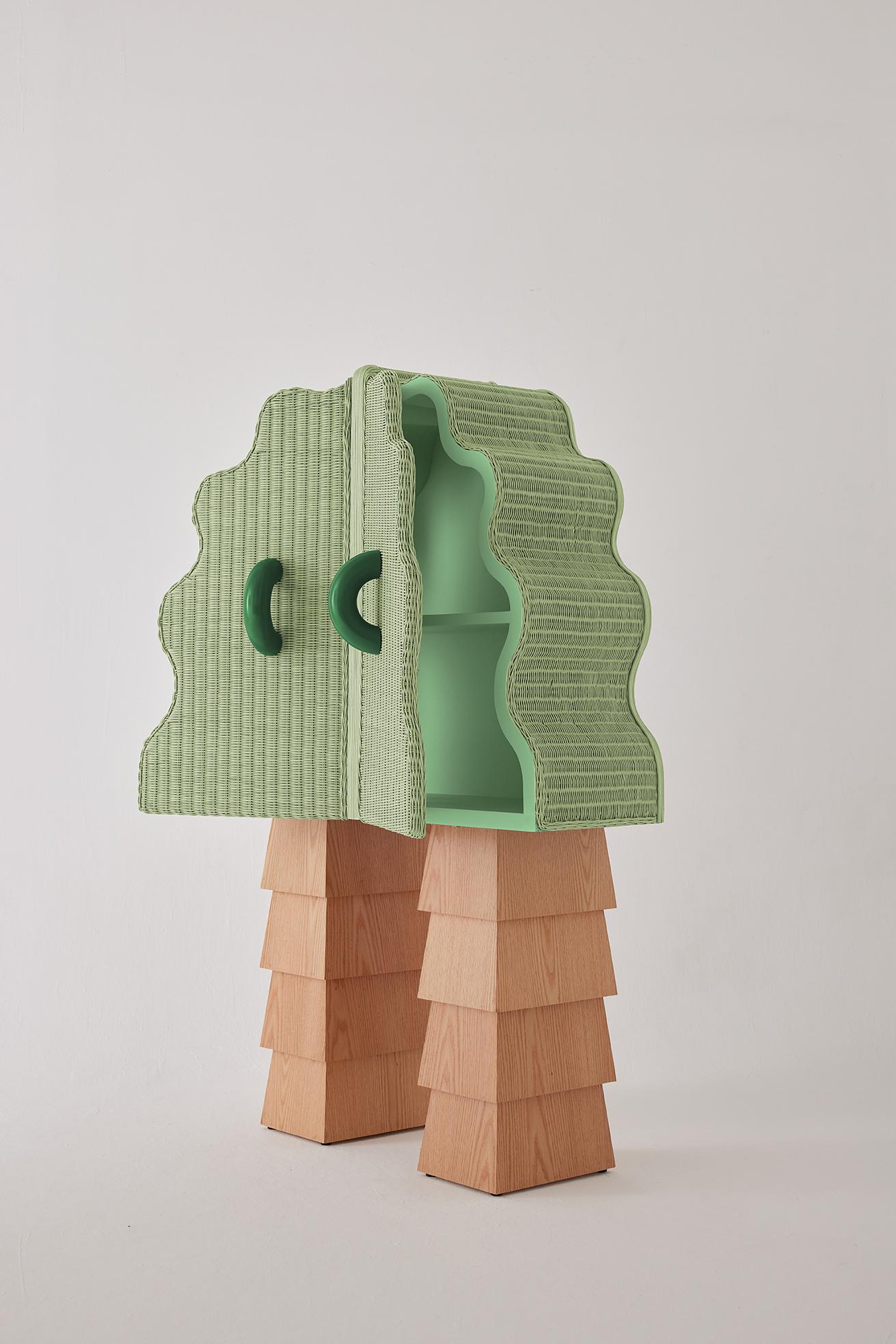 Ventura Kabinett aus geflochtenem Rattan und lackiertem Oak Wood von Joyful Objects Yes! (21. Jahrhundert und zeitgenössisch) im Angebot