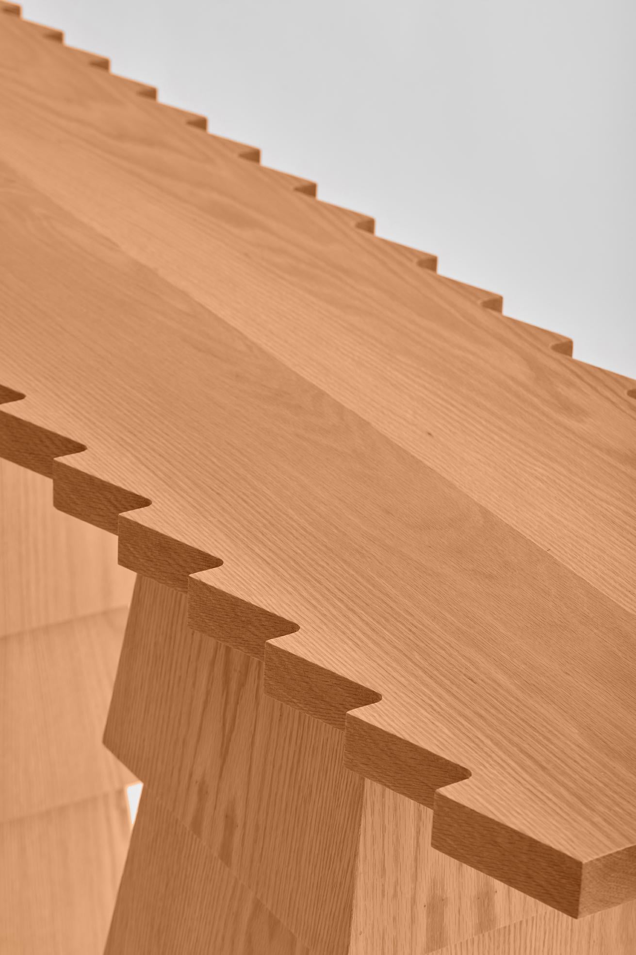 Mesa consola Ventura de madera de roble natural y contrachapado de roble by Joyful Objects ¡Sí! Posmoderno en venta