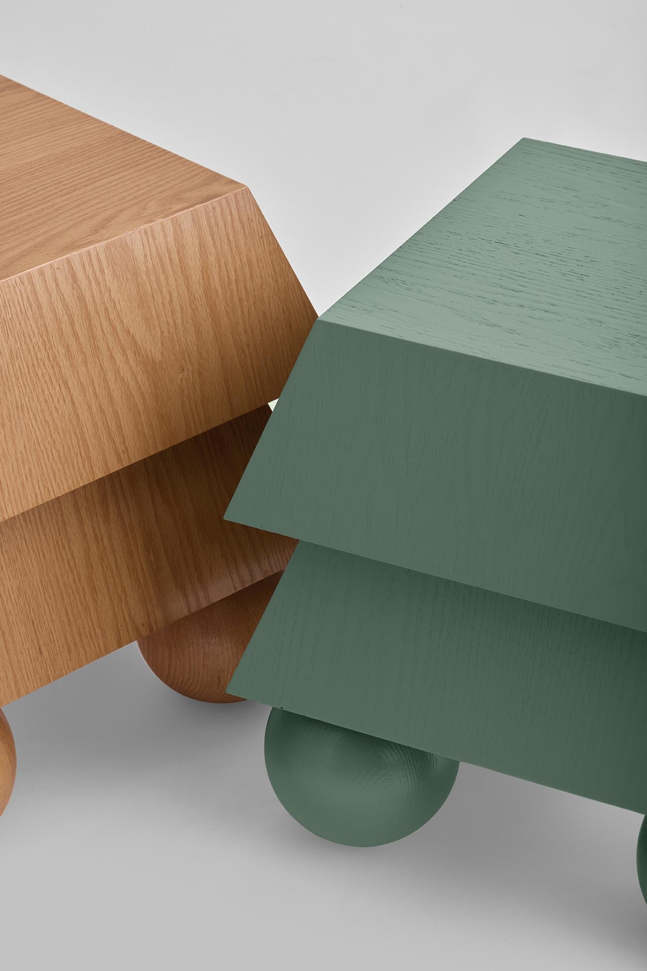 Mesa auxiliar Ventura de madera de roble y contrachapado de roble by Joyful Objects ¡Sí! Posmoderno en venta