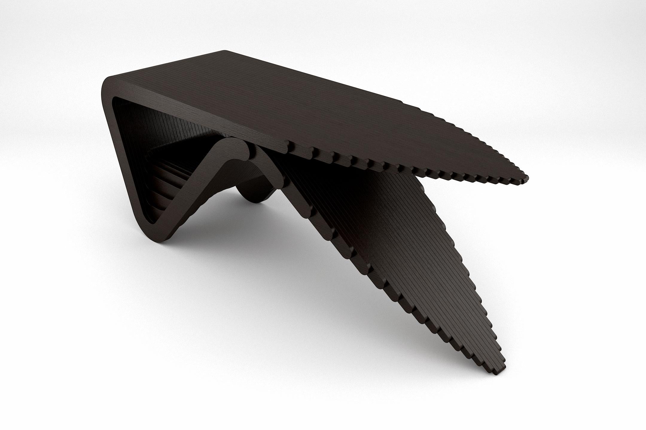 Der aus massiven Holzschichten gefertigte Tisch Ventus ist ein vornehmer Schreibtisch, der eine leichte Silhouette mit einem robusten, modernen Look verbindet. Indem wir eine der Seiten hochgezogen haben, haben wir das Design mit einem geräumigen